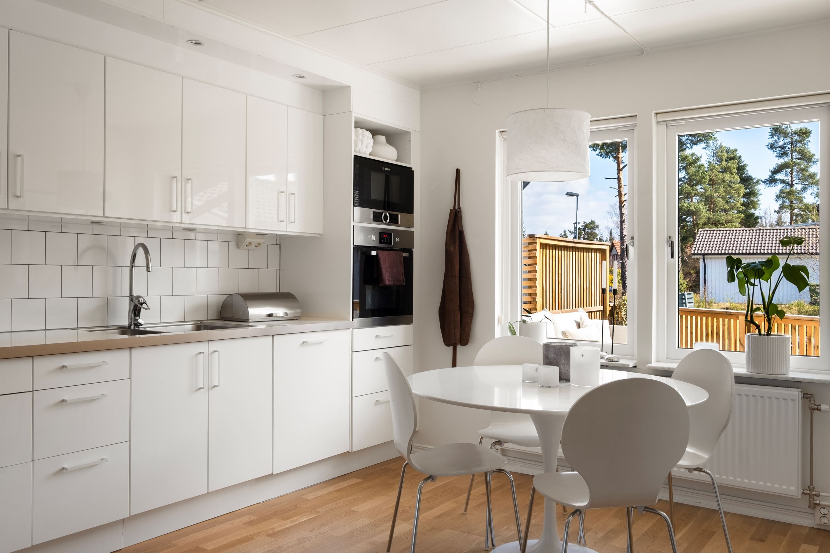 Kök med plats för matgrupp