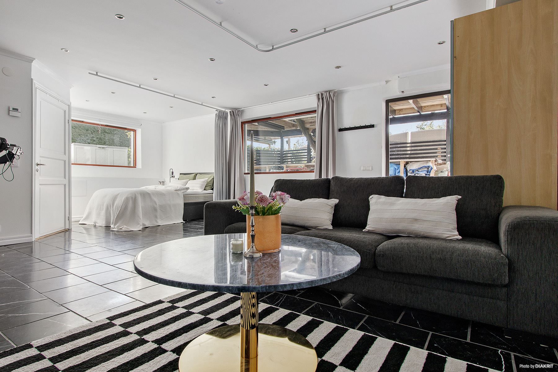 Sovrum (6) med egen entré och toalett. Förberett för pentrykök.