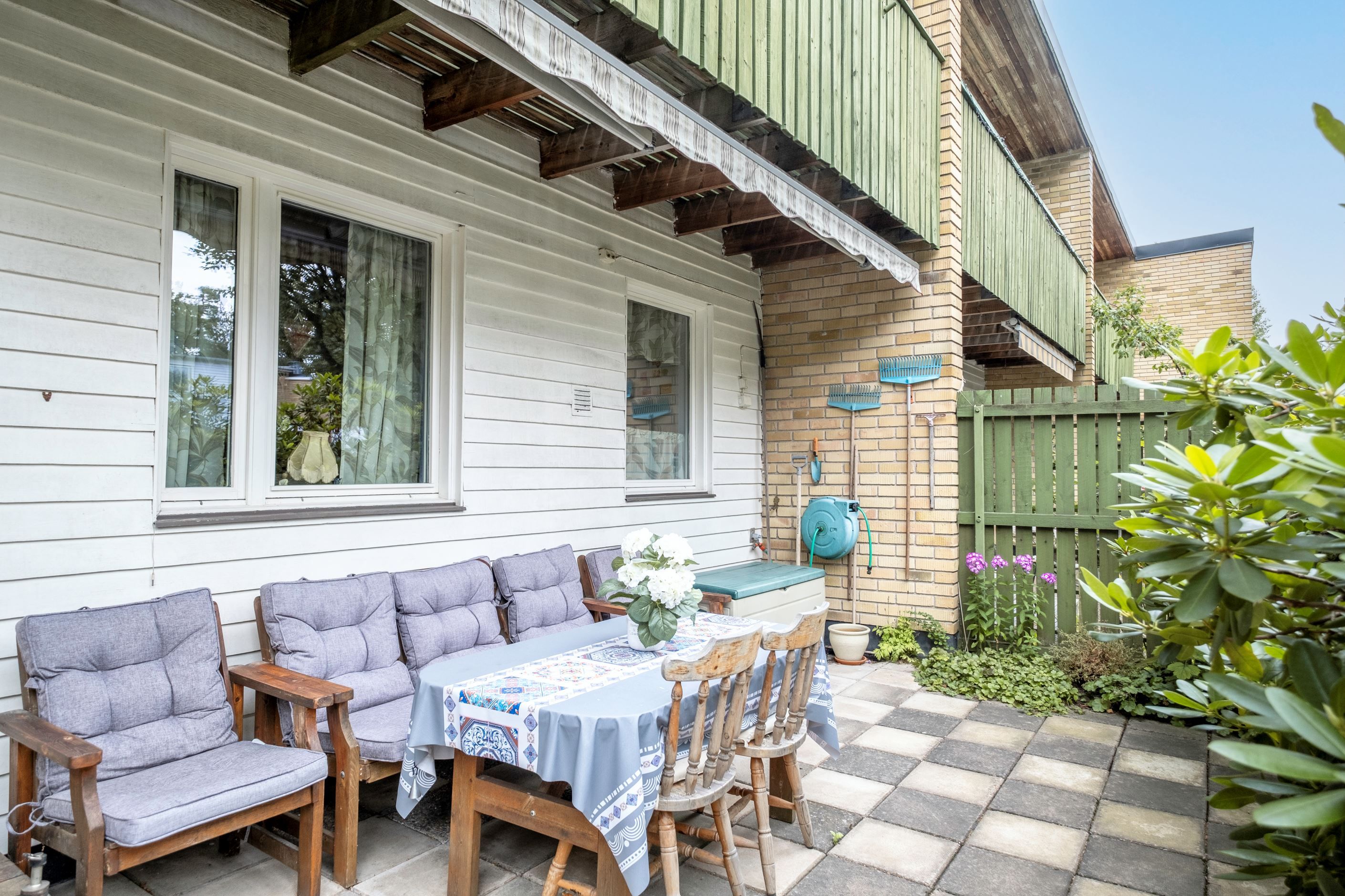 Härlig uteplats vid entrén
