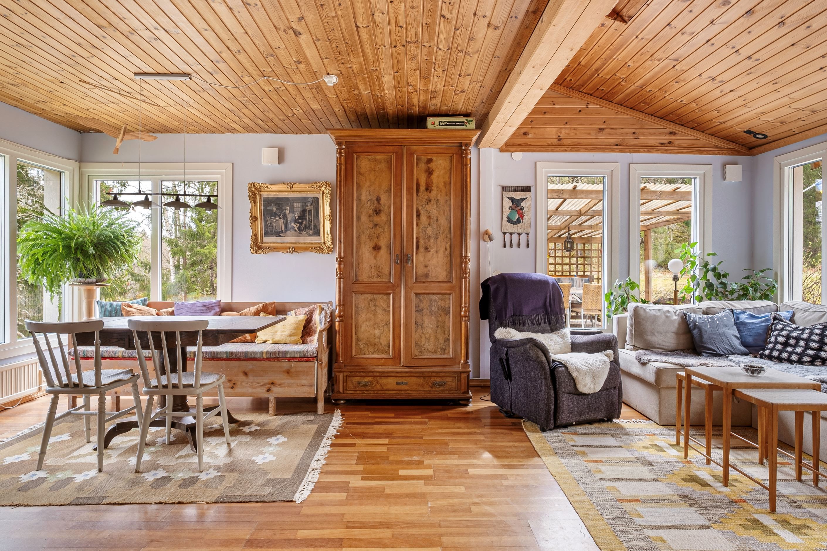 Trivsamt vardagsrum med härligt ljusinsläpp