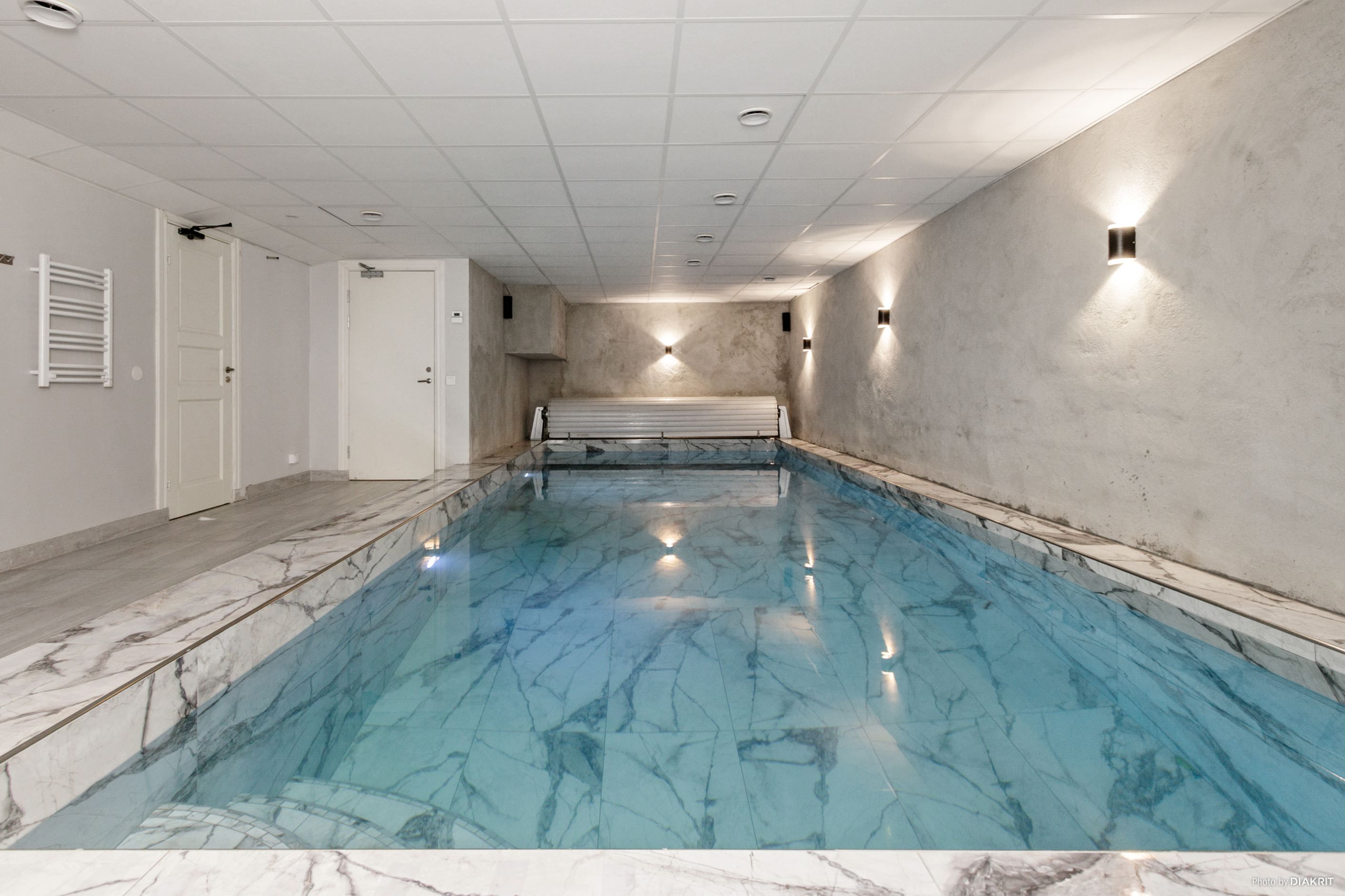 Poolområde i källare med bastu och duschar