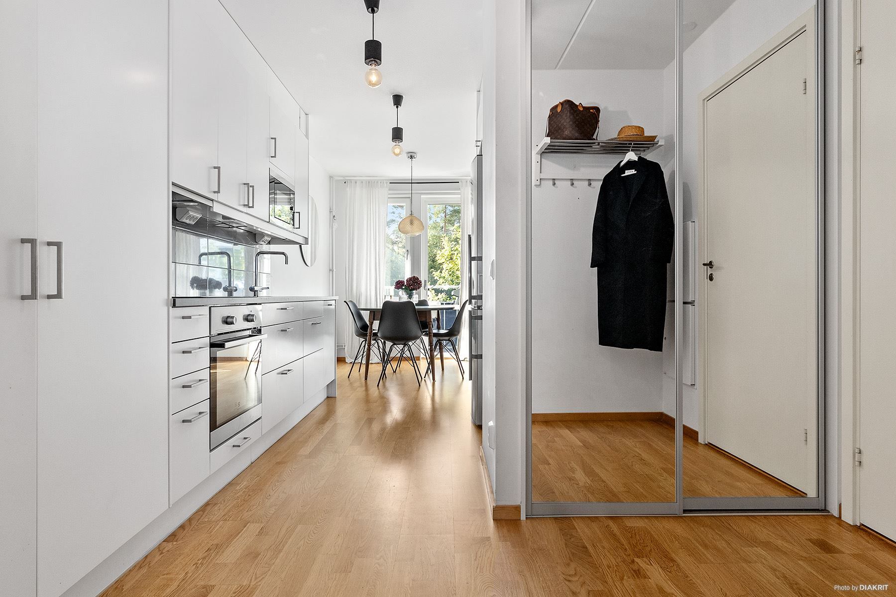 Hall med gott om garderober och plats för avhängning
