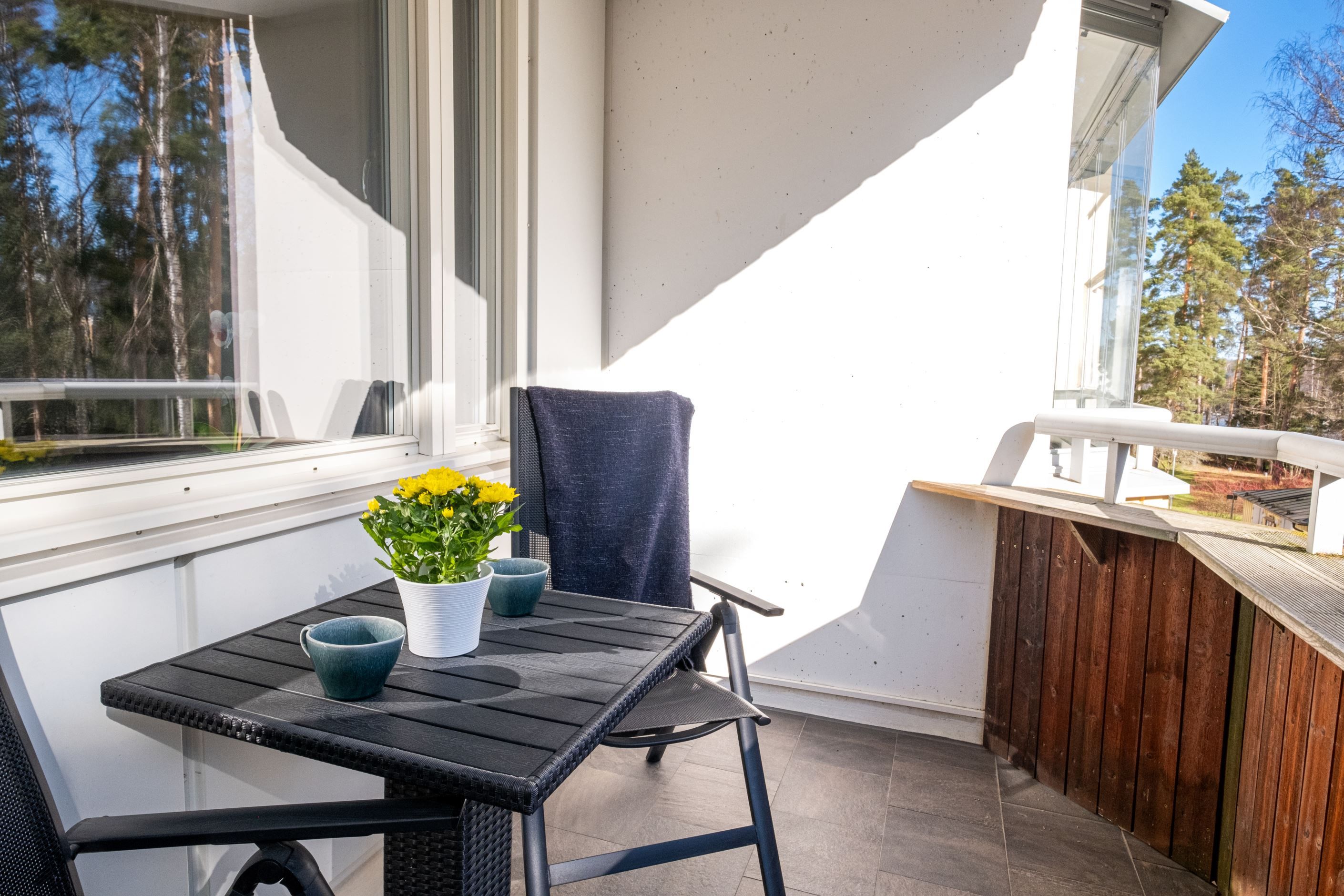 Balkong med klinker. Erbjuder morgon- och förmiddagssol