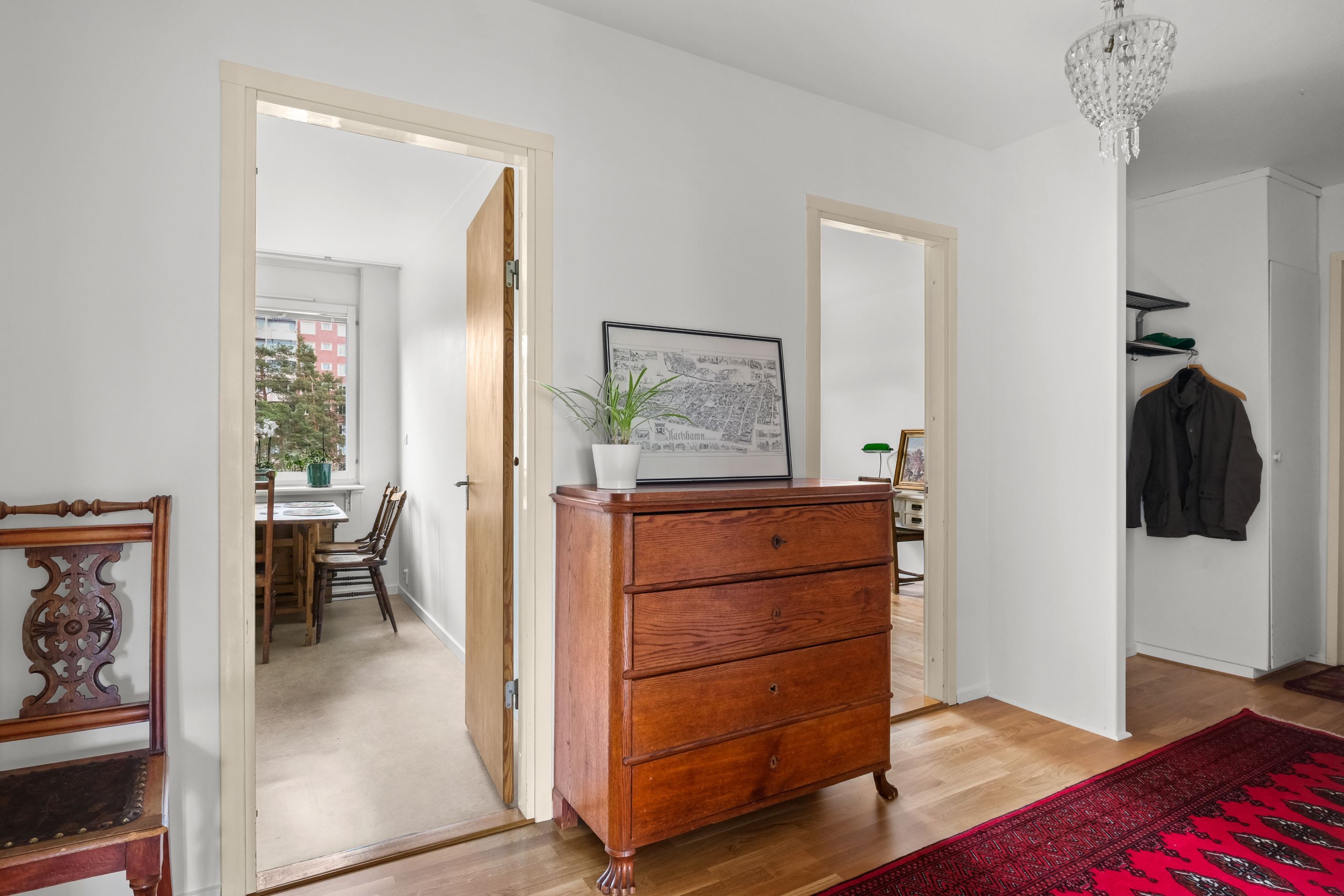 Hall mot kök och sovrum