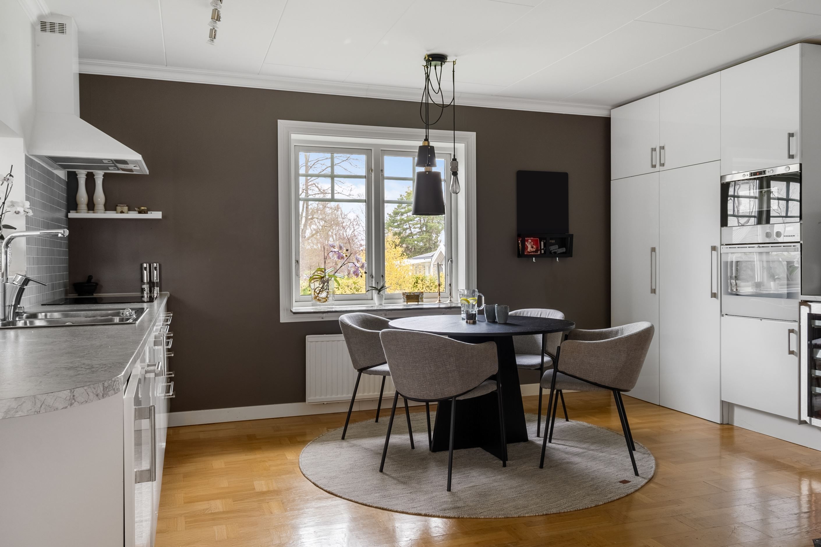 Kök med plats för matgrupp