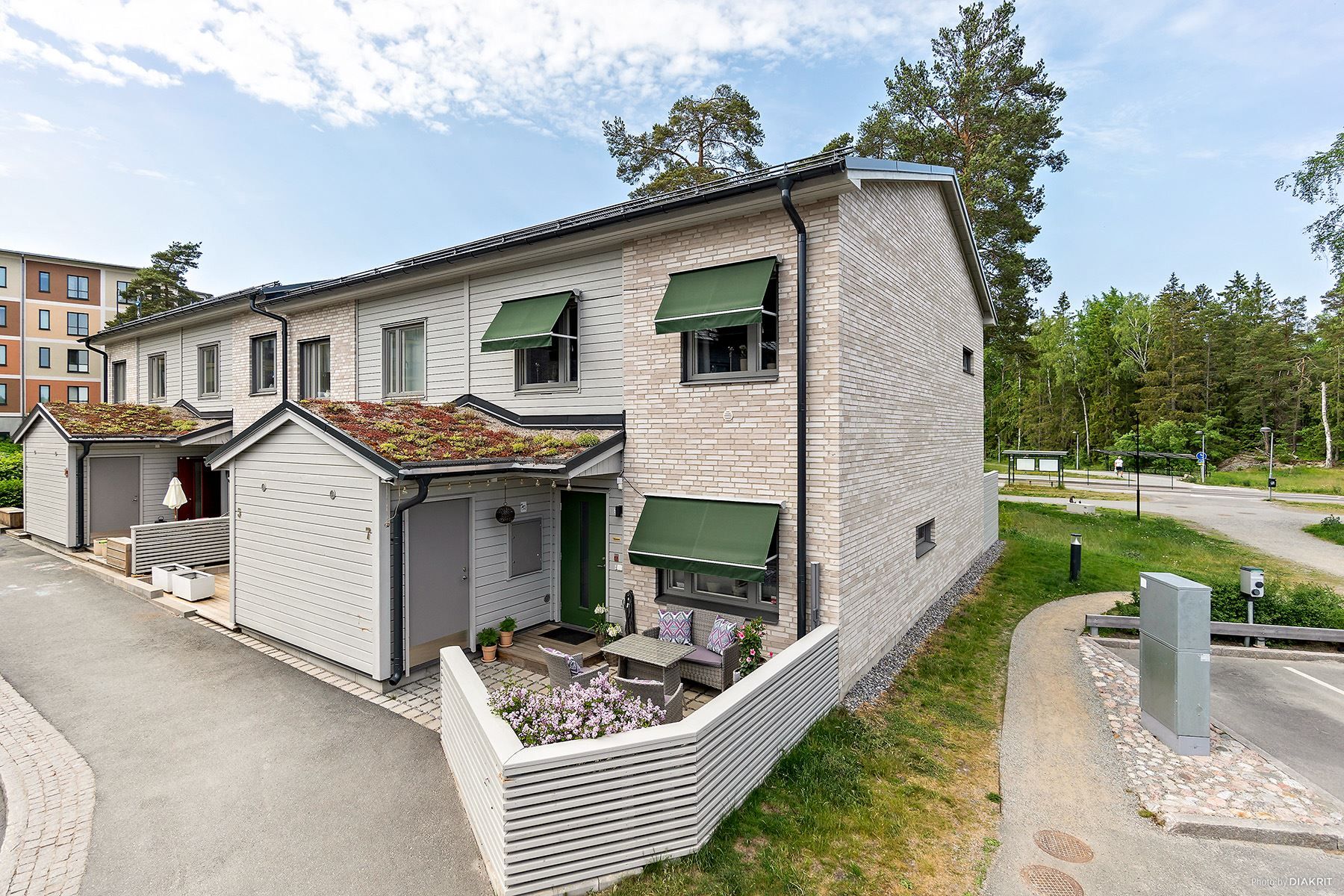 Uteplats vid entré