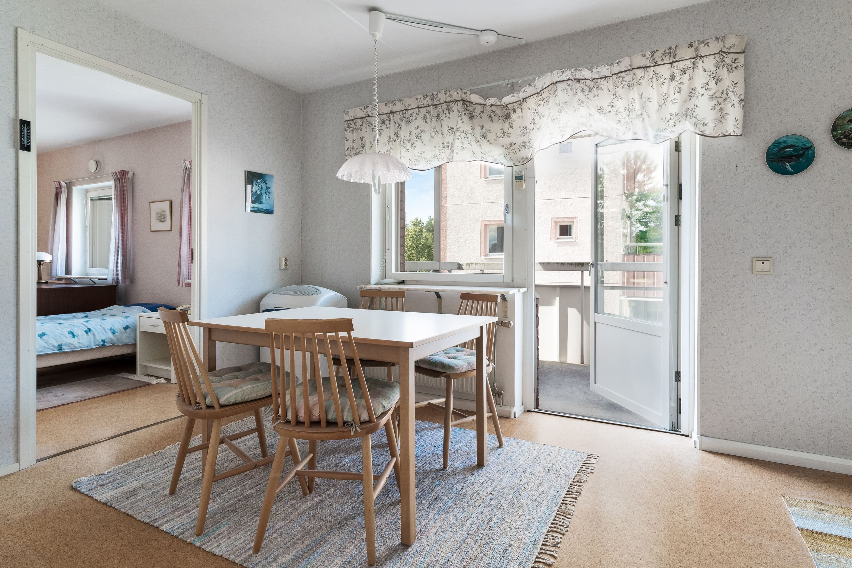 Kök med utgång till bostadens balkong
