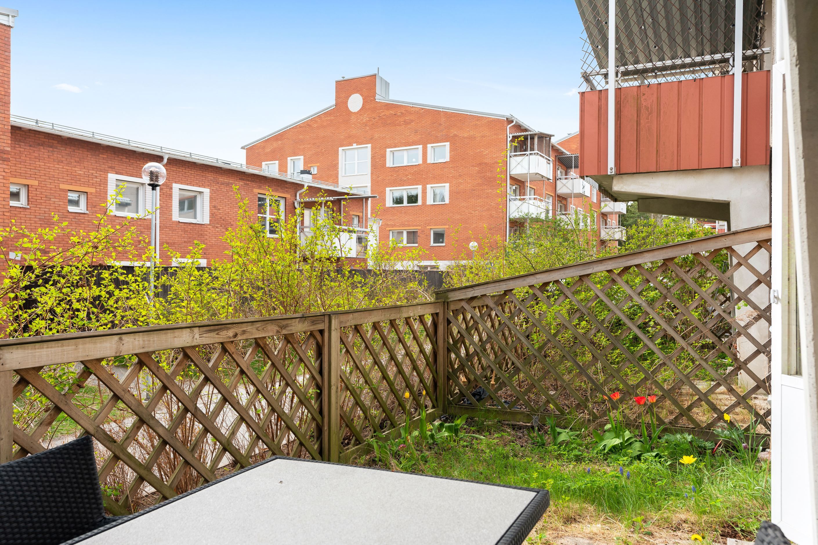 Stenlagd uteplats med möjlighet till plantering/odling
