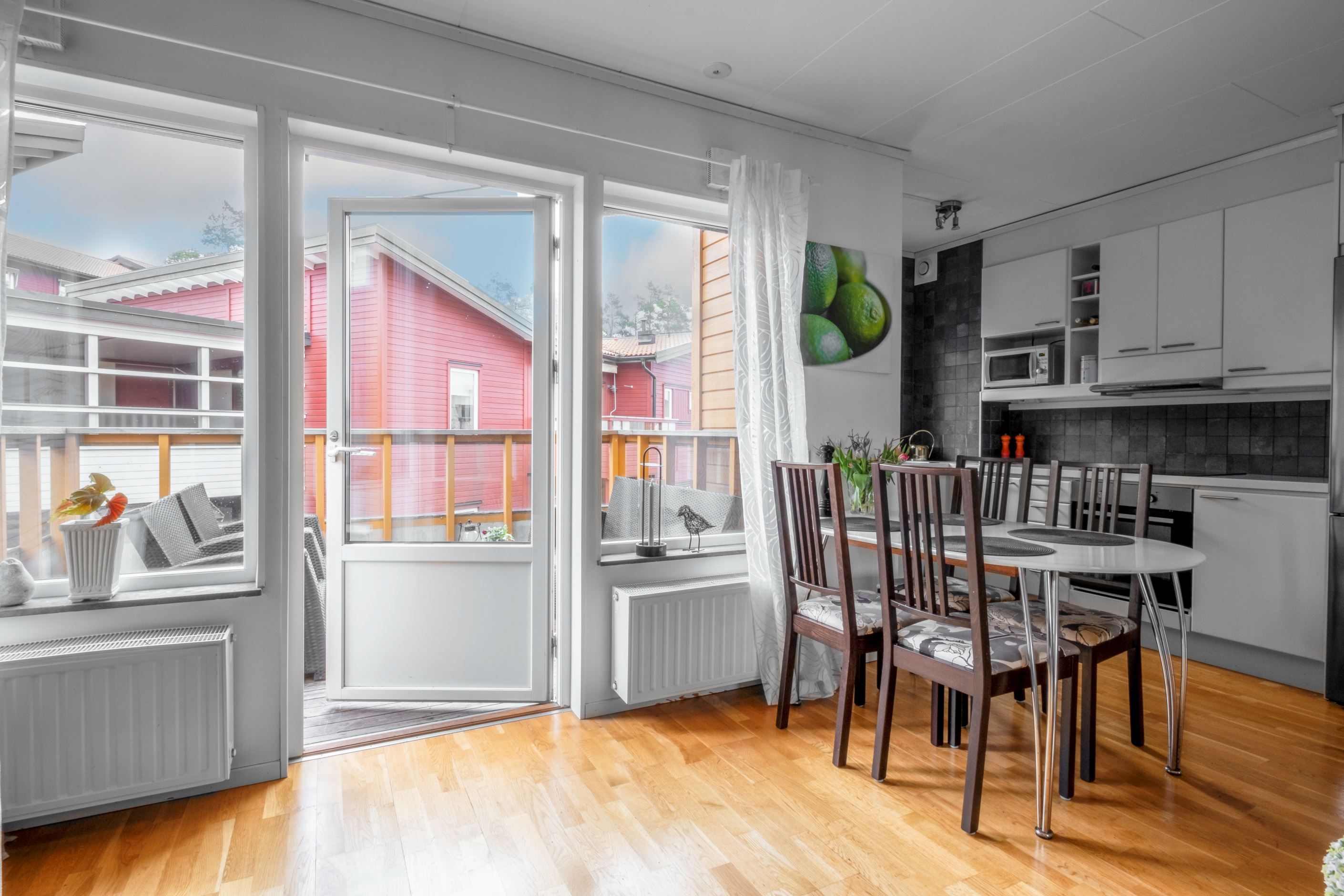 Utgång till bostadens balkong med morgon-/förmiddagssol