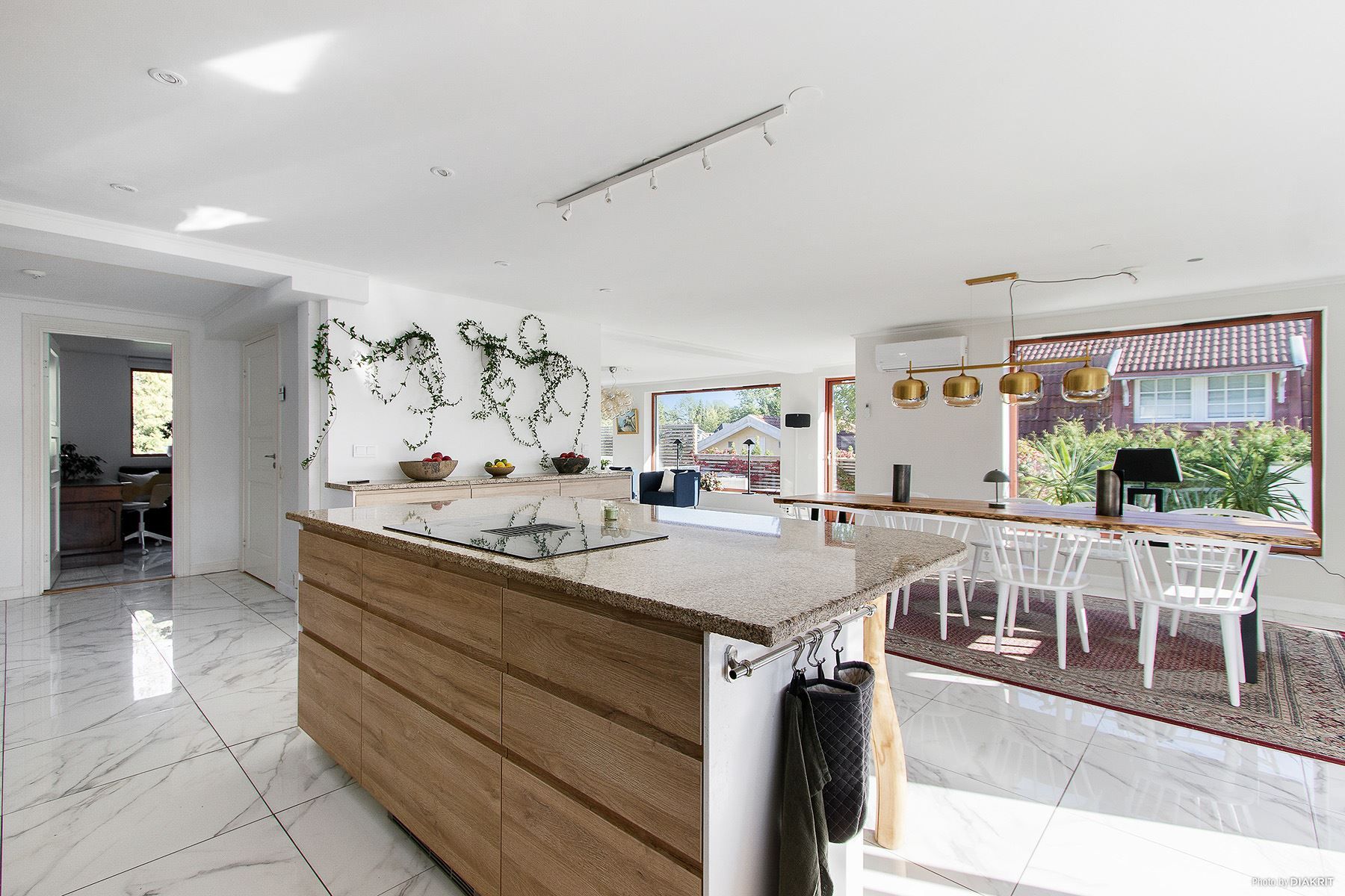 Vy från kök mot vardagsrum