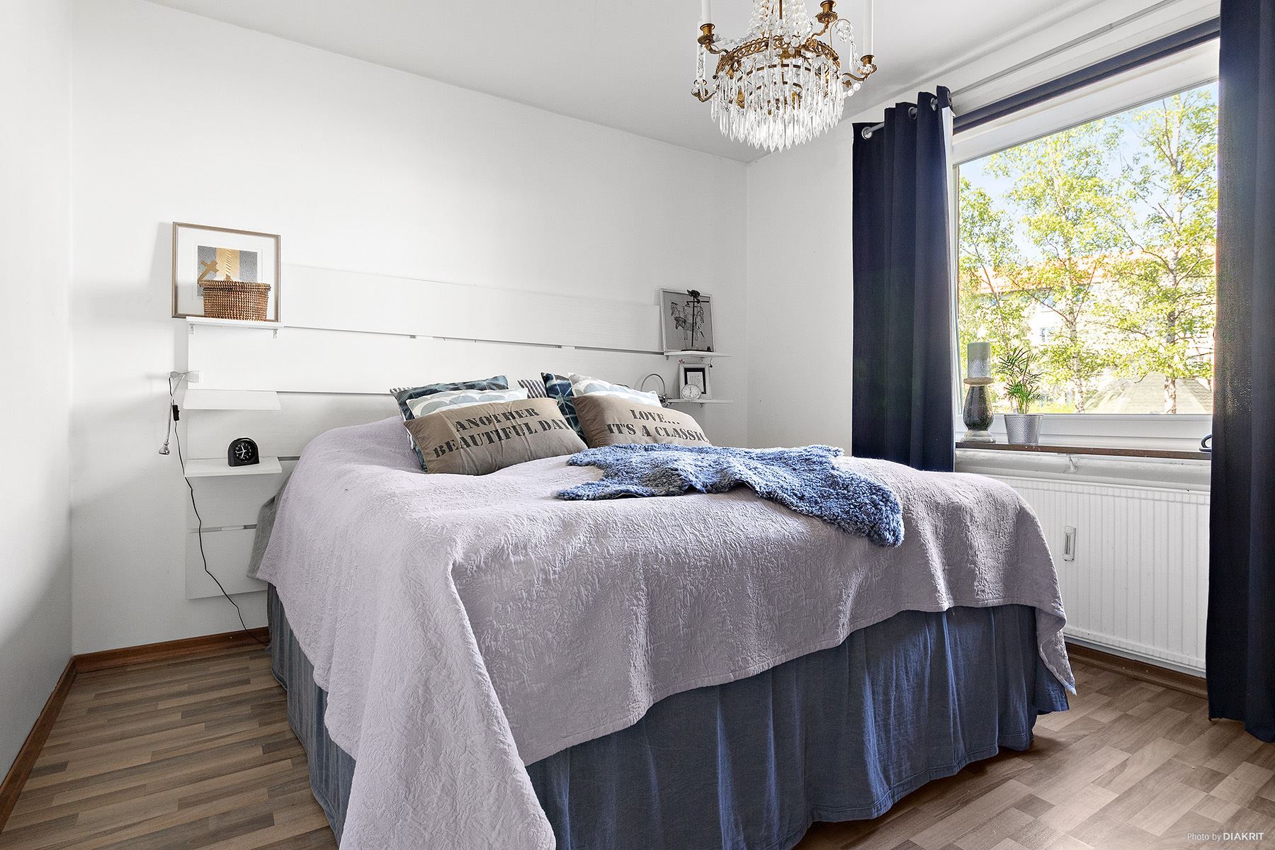 Sovrum (1) med gott om plats för dubbelsäng