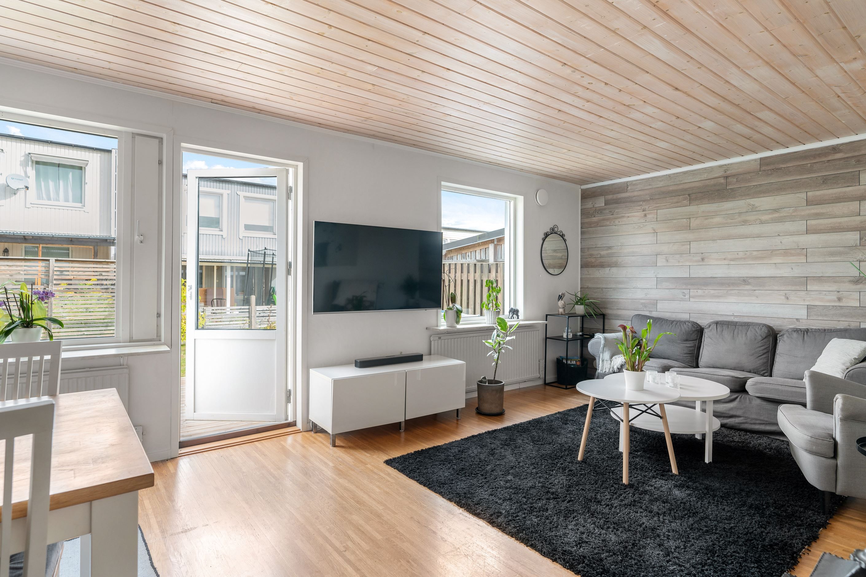 Vardagsrum med utgång till bostadens trädgård