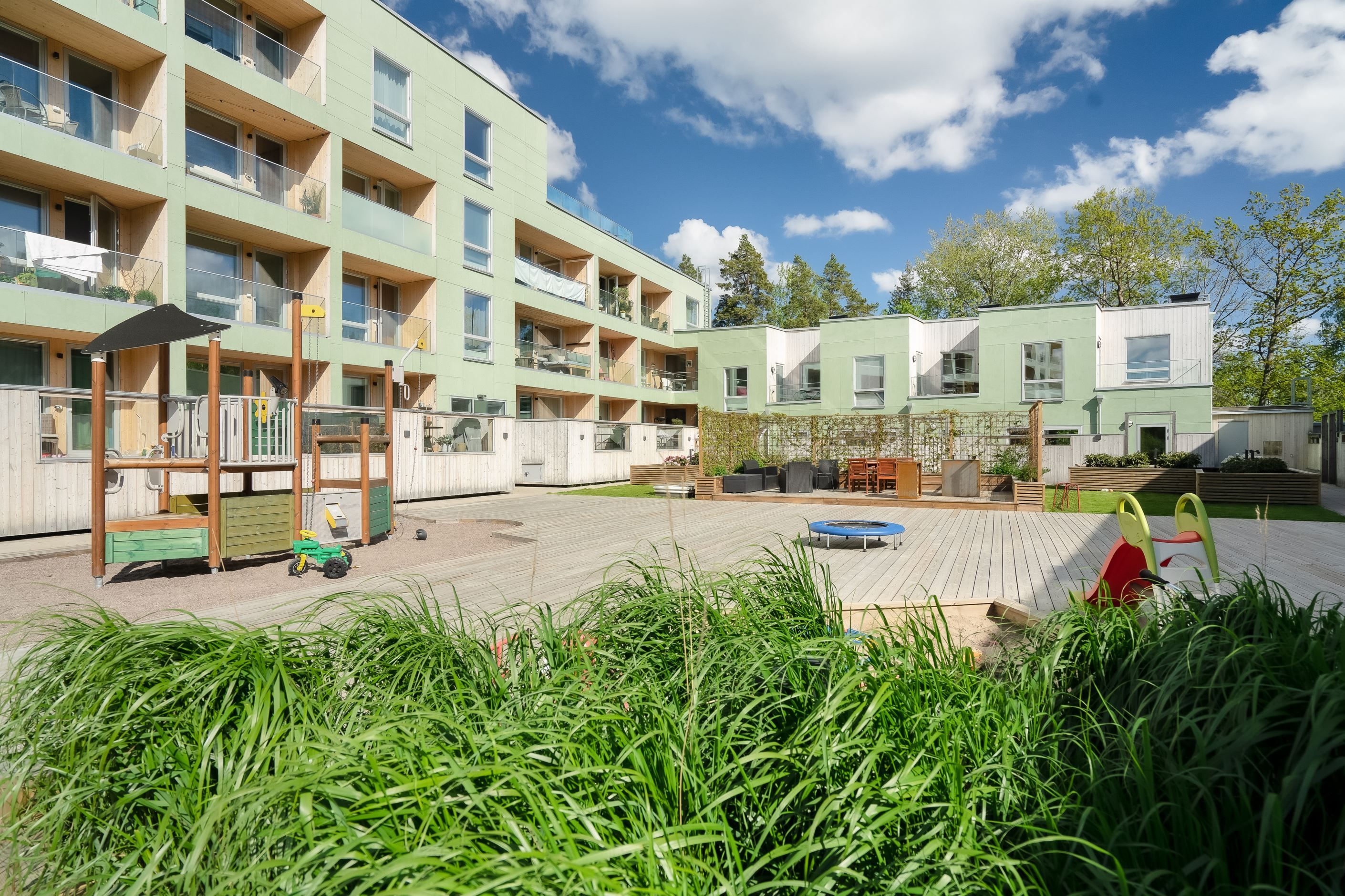 Trevlig innegård med lekplats och lounge