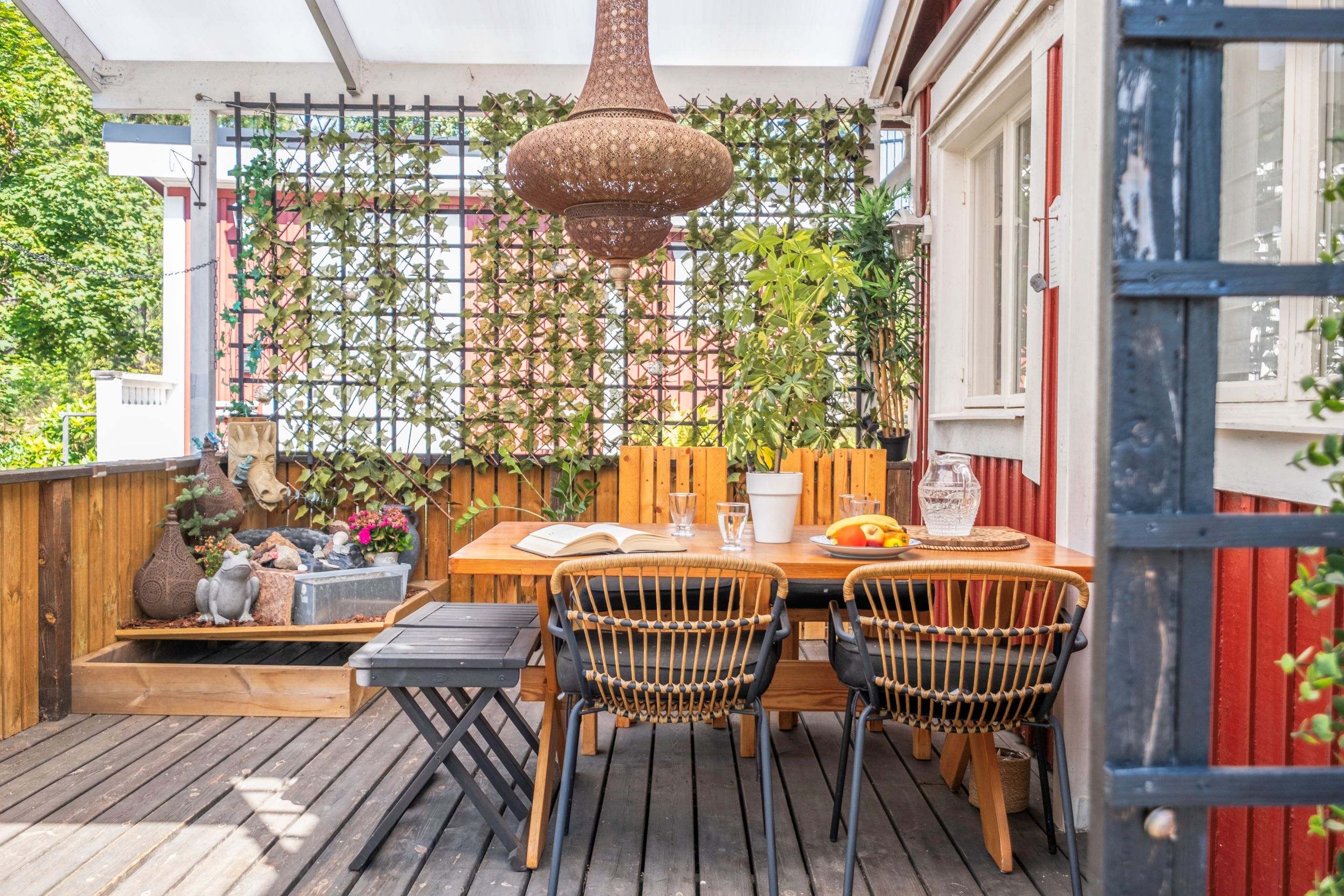 Härlig altan under tak i anslutning till huset