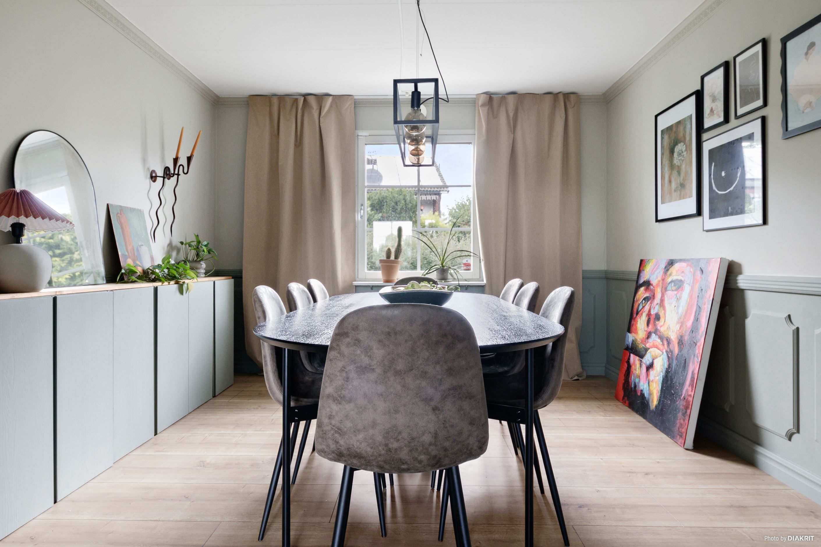 Matsal / möjligt sovrum på entrévåning