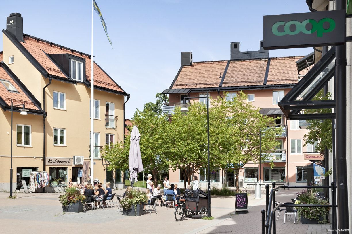 Strandtorget med mataffär och flera olika resturanger