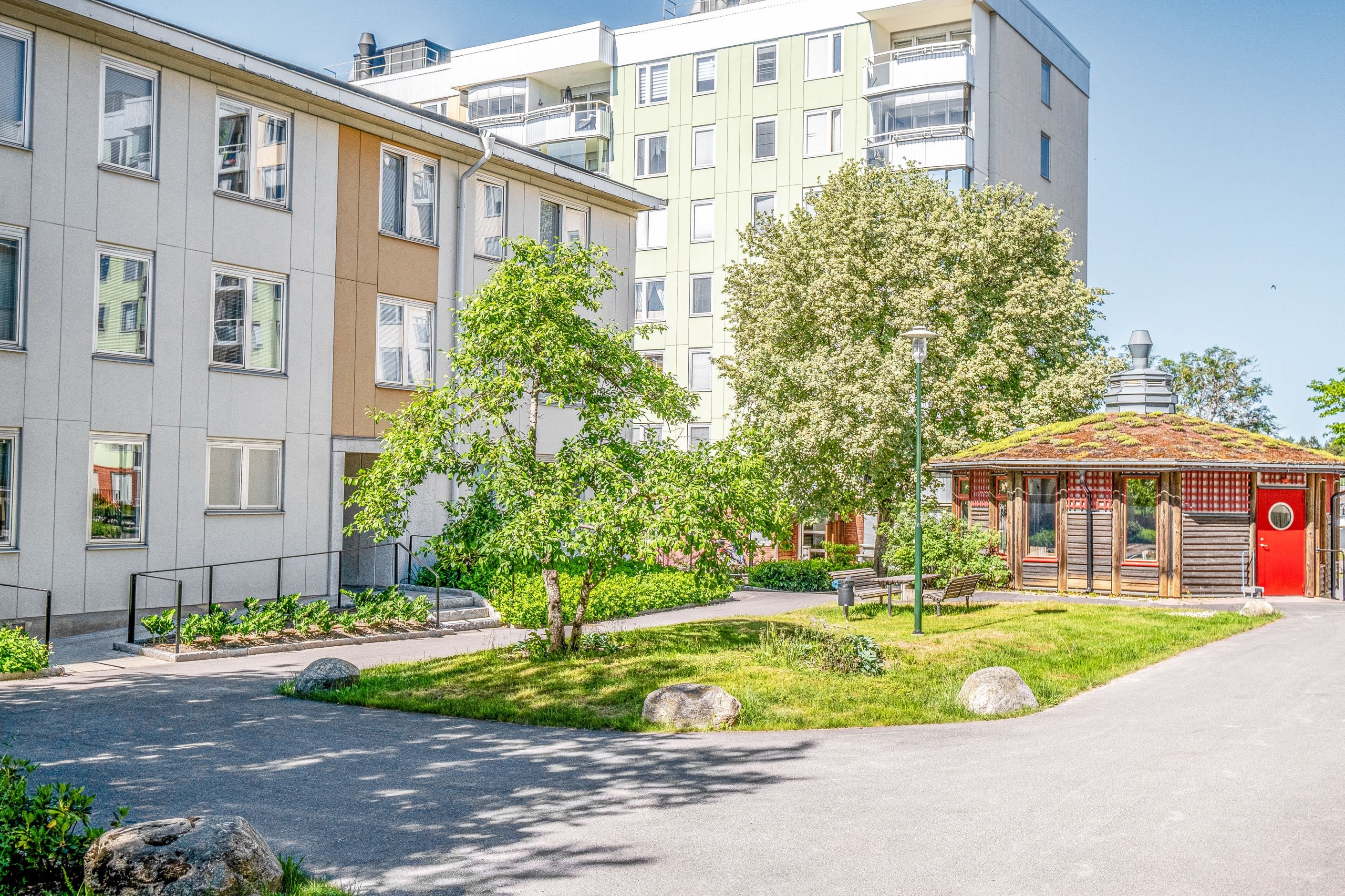Entrén vid Myggdalsvägen 52 med tvättstuga