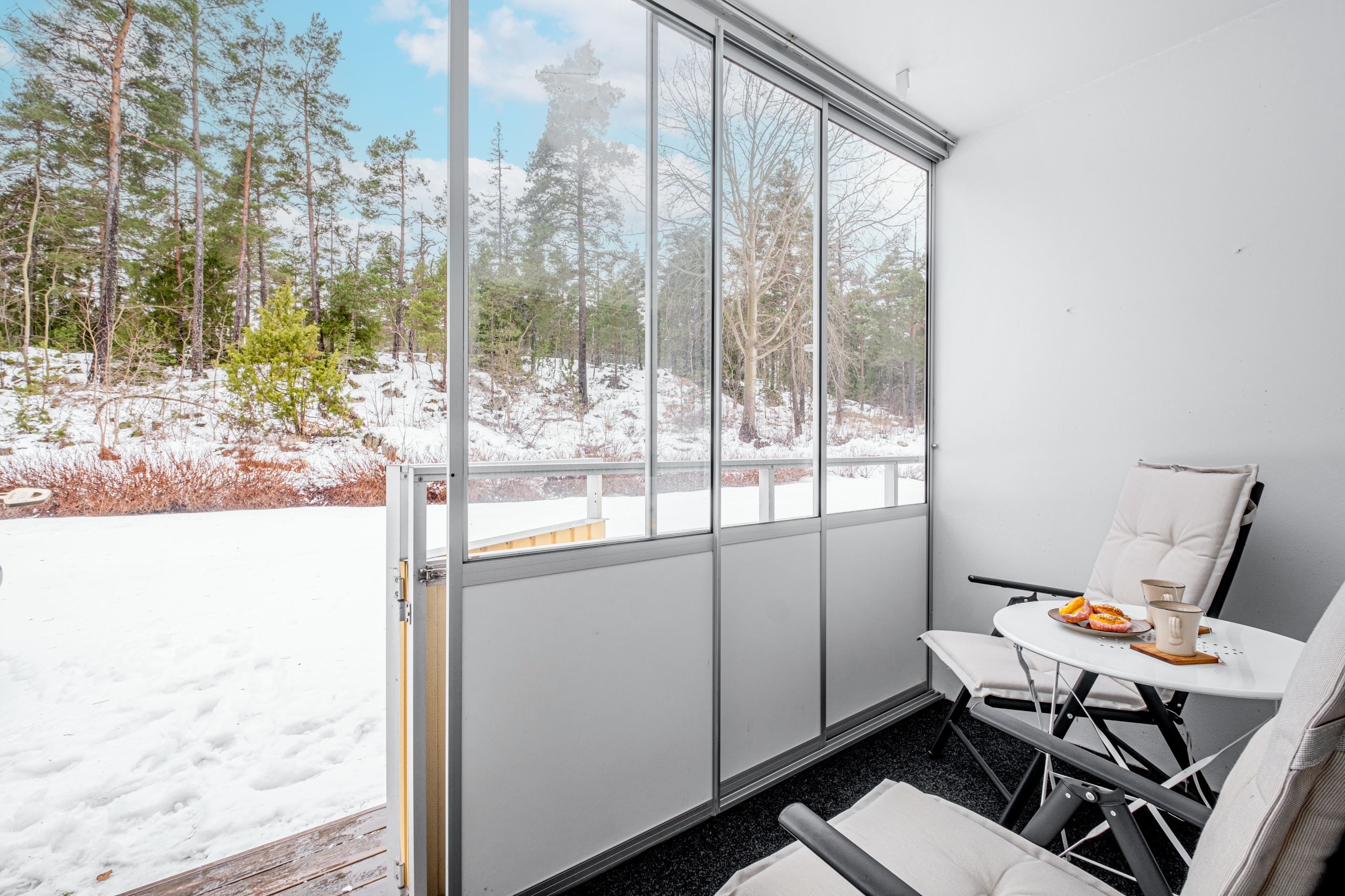 Inglasad balkong med vy mot allmänning
