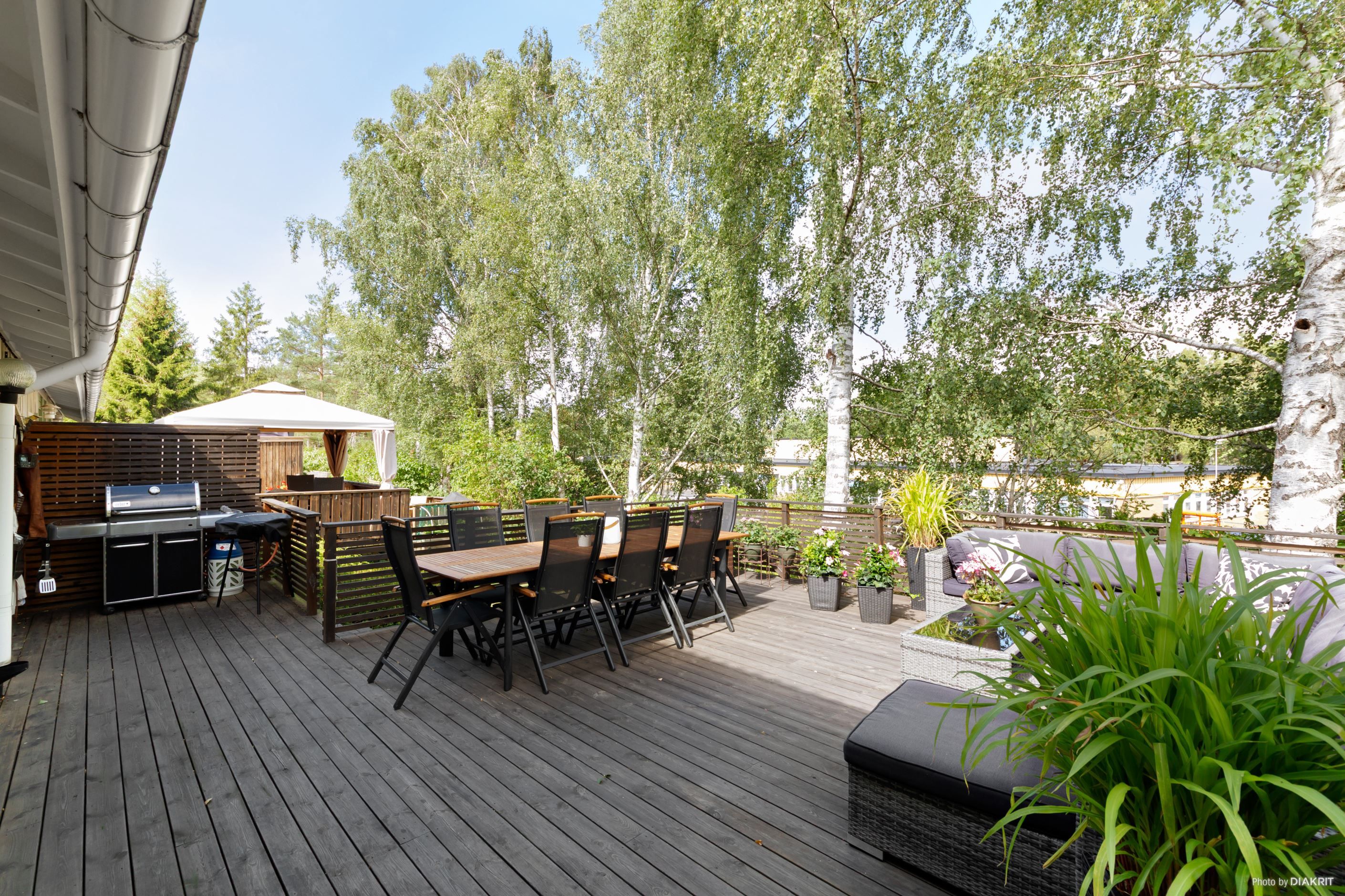 Stor uteplats med både morgon och kvällssol på baksida av huset