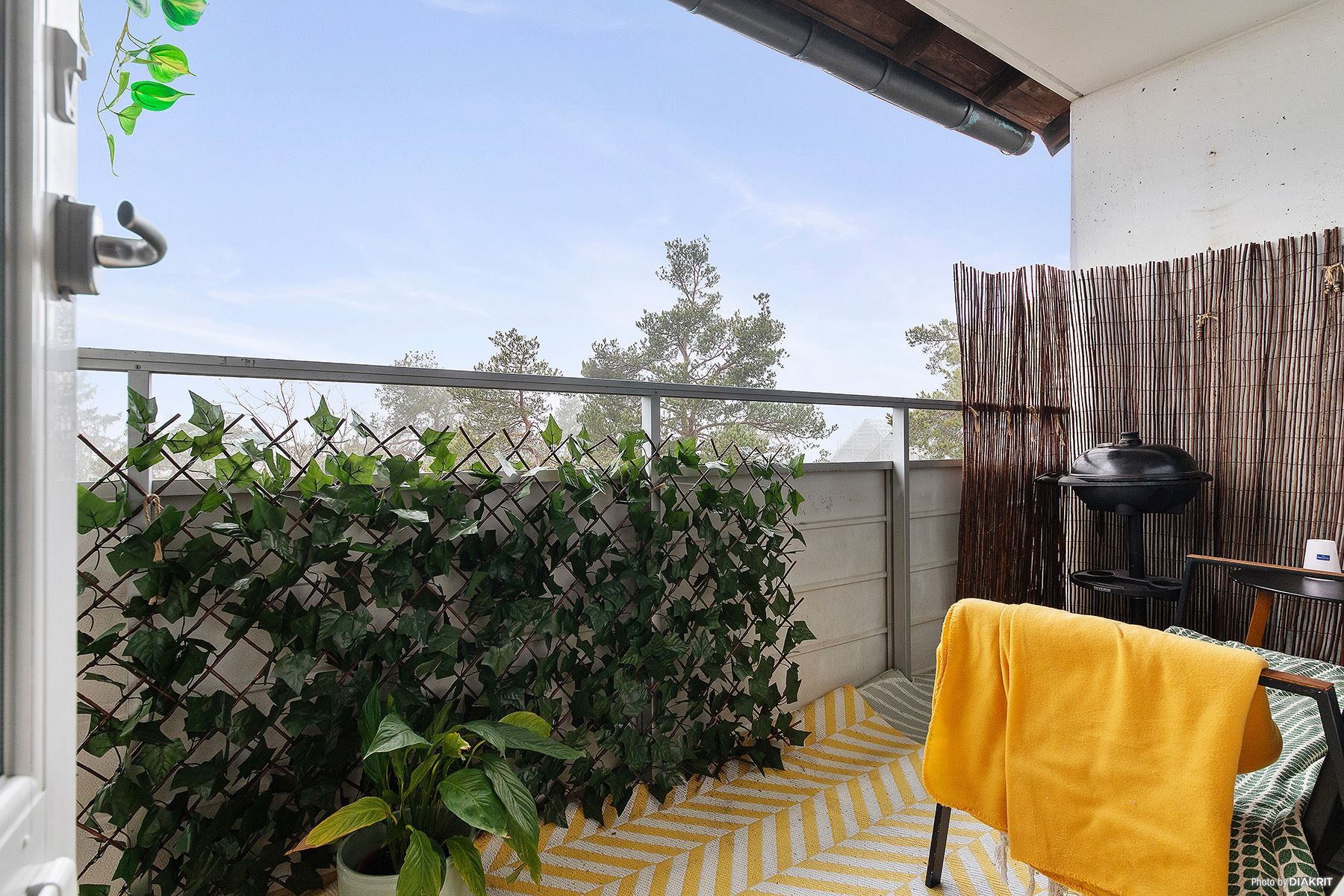 Balkong i öppet och insynsfritt västerläge