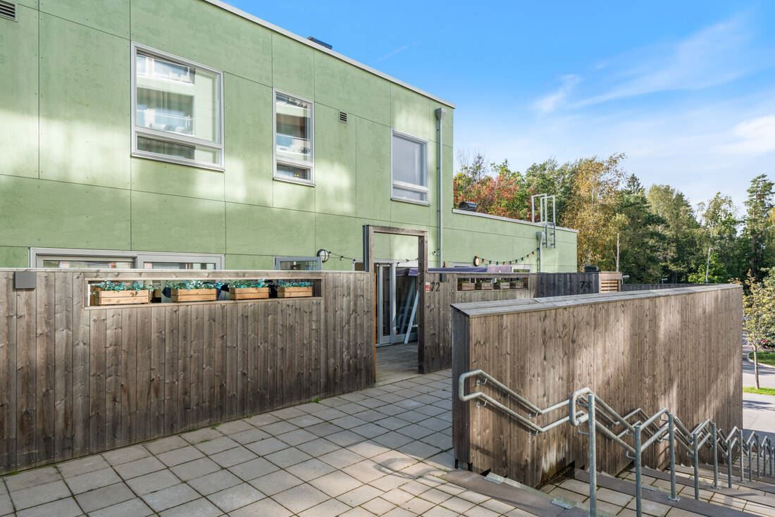 Entré från innergård till mellanplan