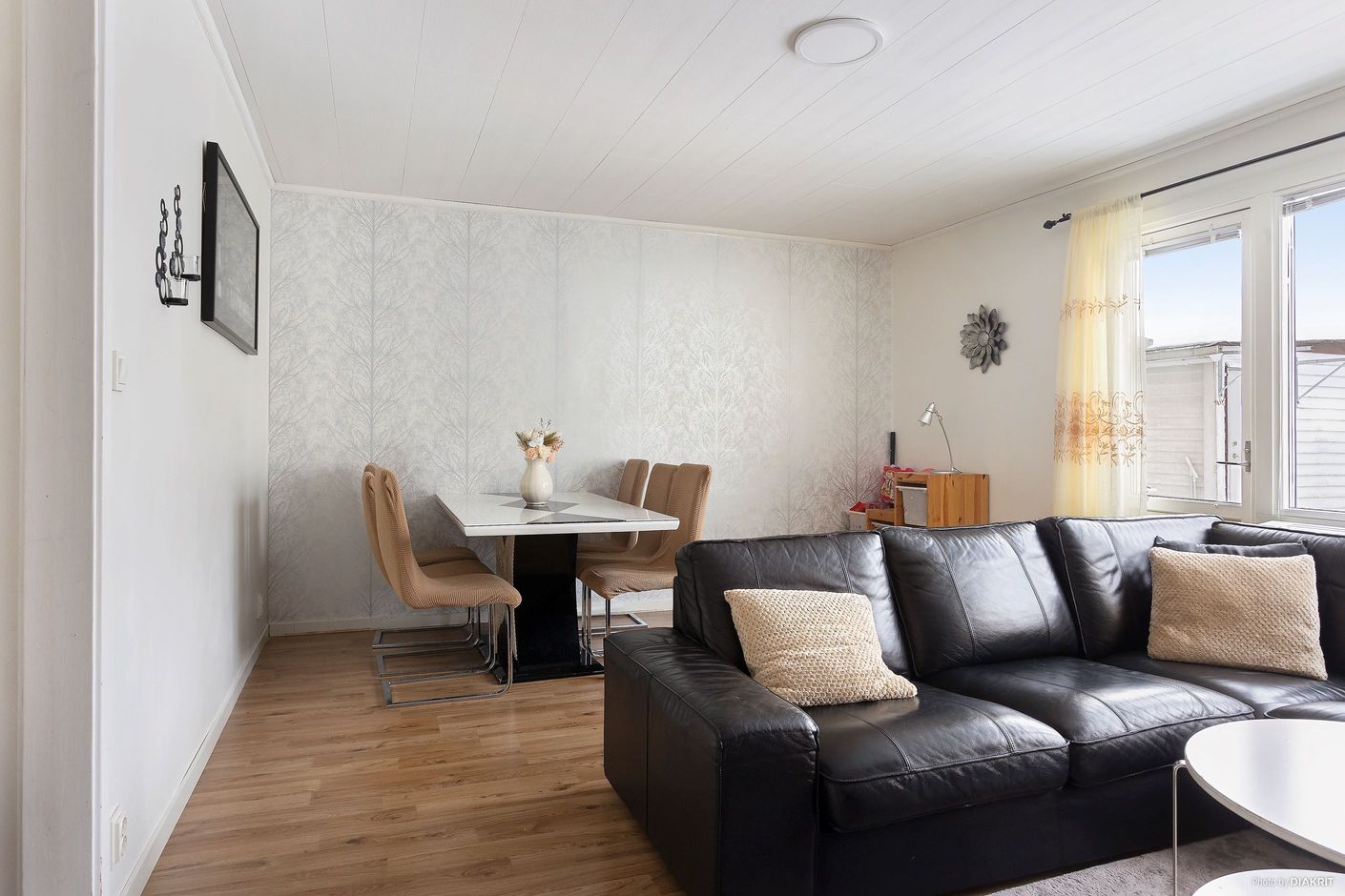 Gott om plats för matgrupp i vardagsrummet