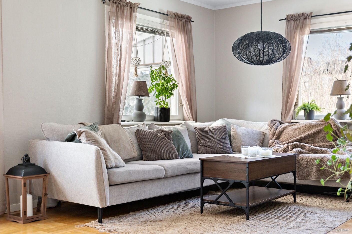 Vardagsrum med trevligt ljusinsläpp