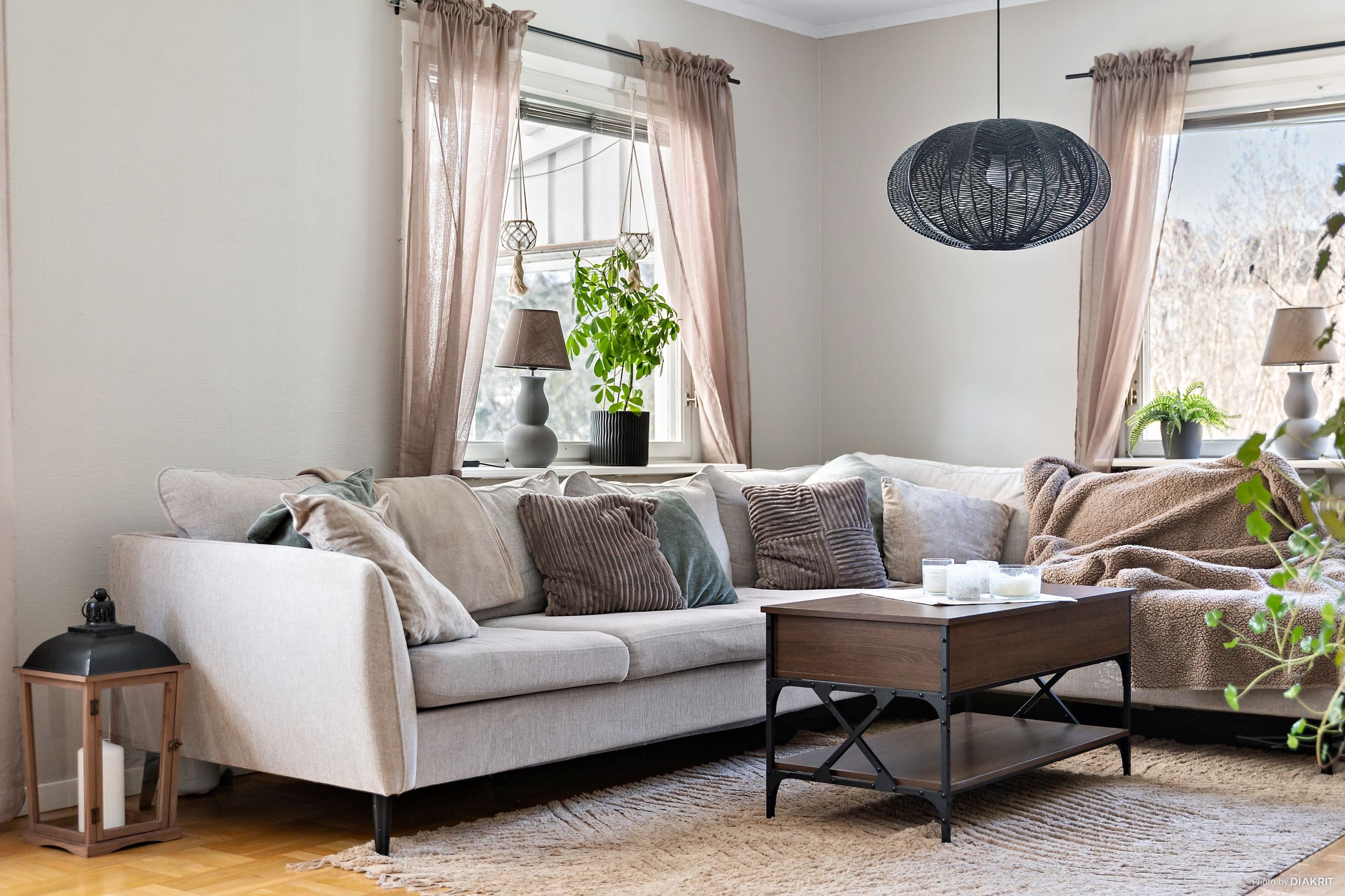 Vardagsrum med trevligt ljusinsläpp