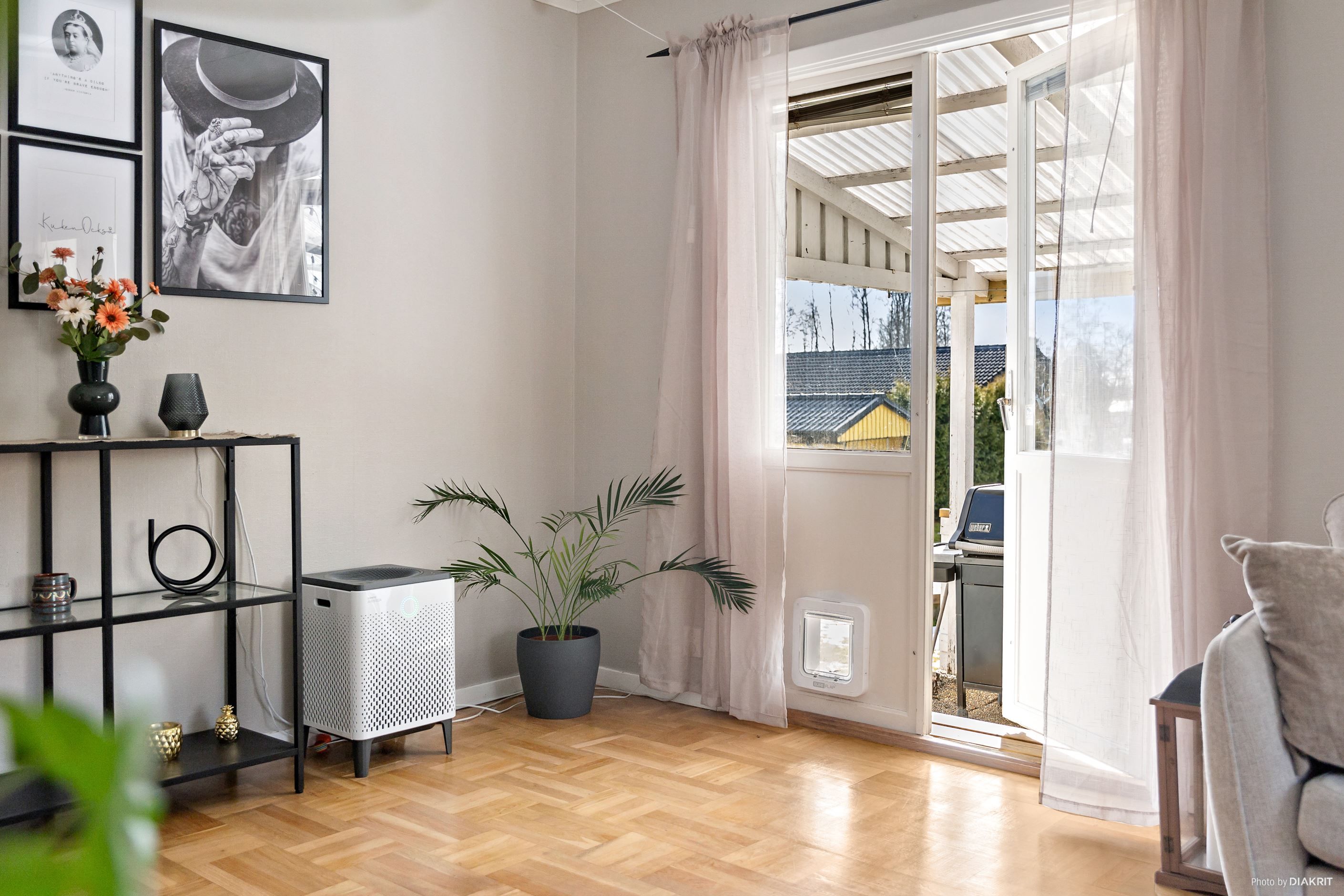 Vardagsrum med utgång till taklagd altan