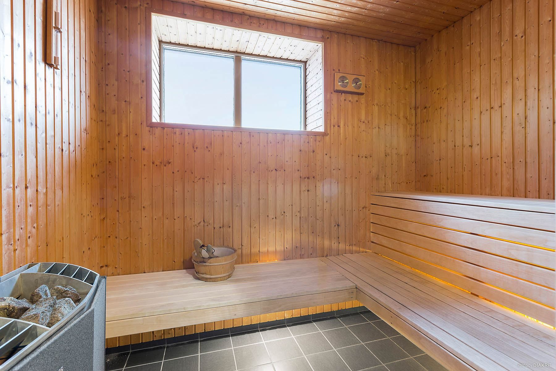 Bastu i relaxavdelningen med gott om plats för umgänge