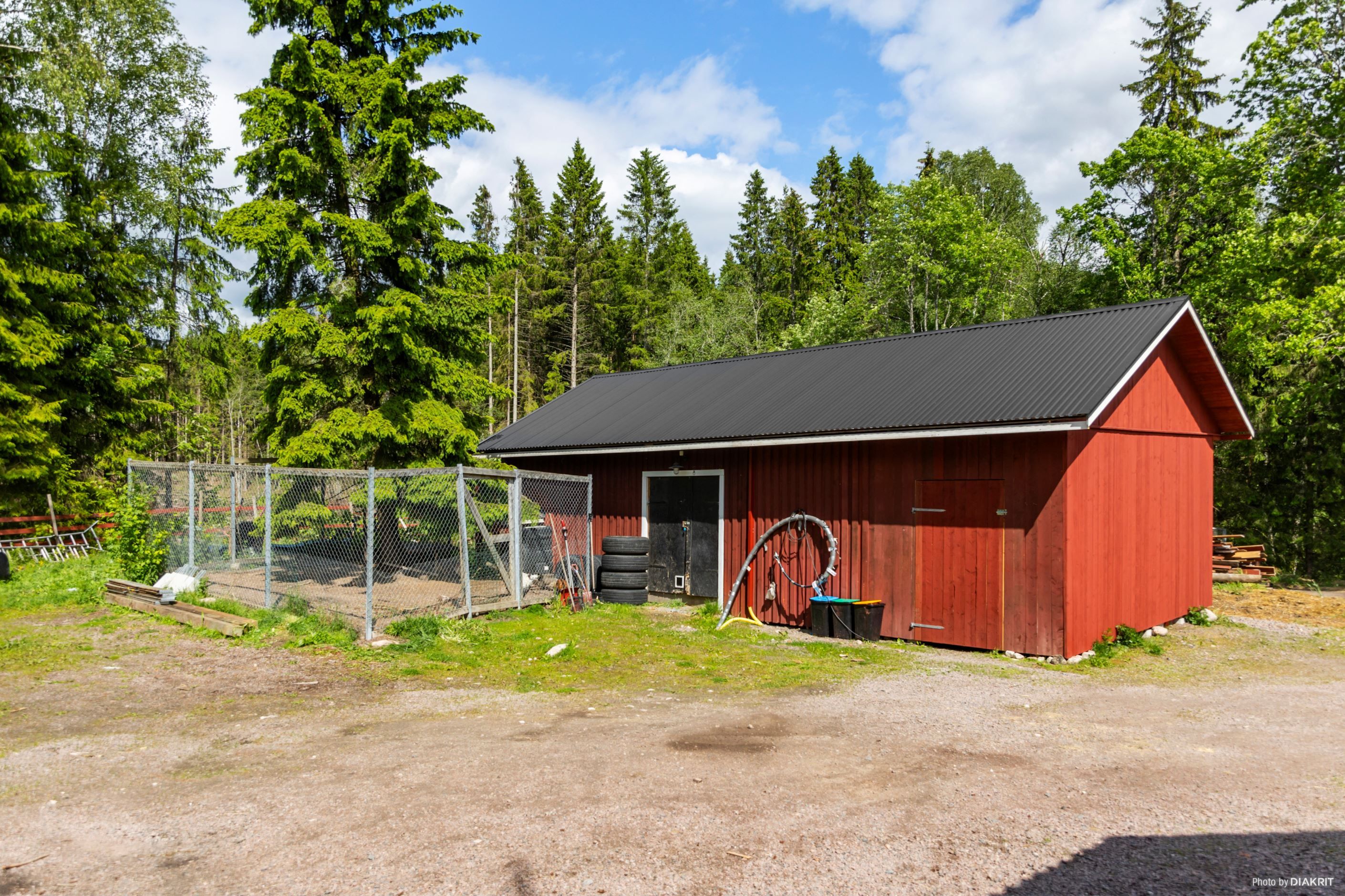 Uthus med uppställningsplats till höger samt sadelkammare, verkstad, hönshus och kontor till vänster