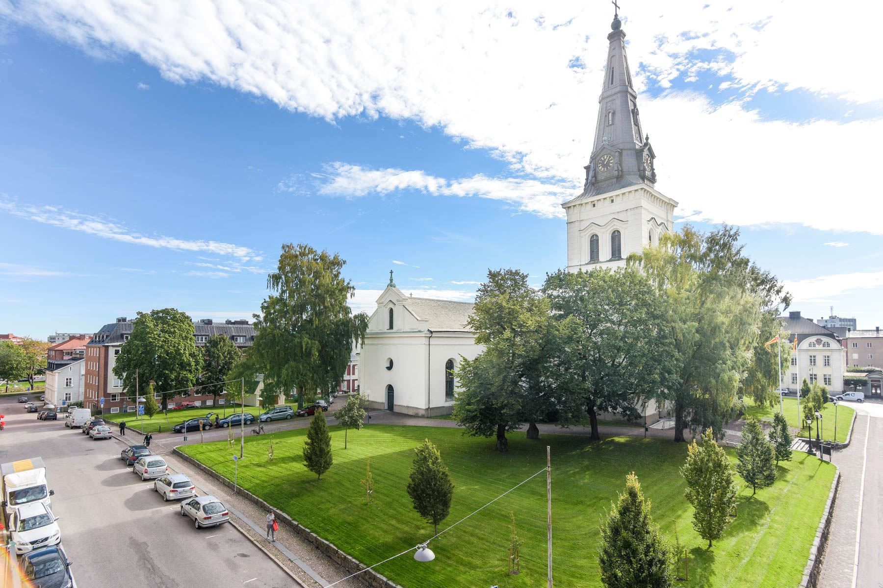 Domkyrkan ligger centralt placerad i Karlstad