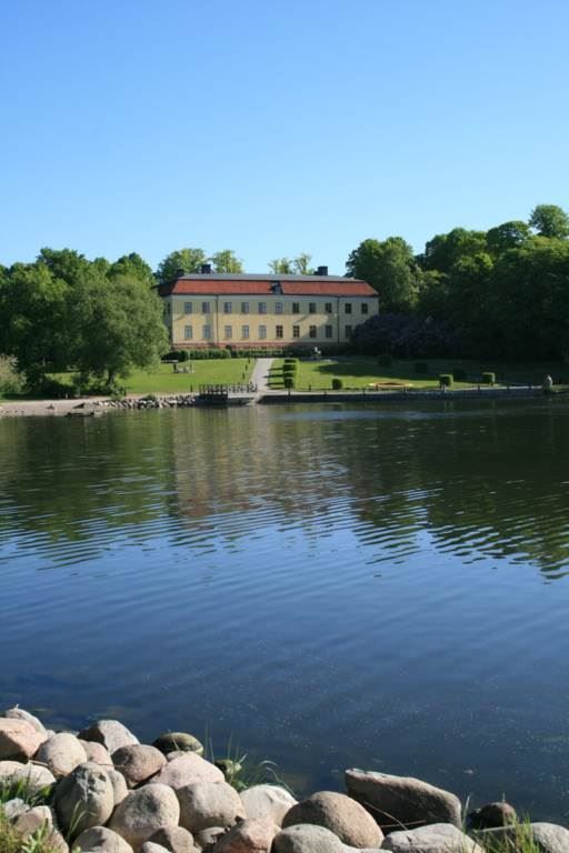 Edsbergs slott med promenadstråk och badplats