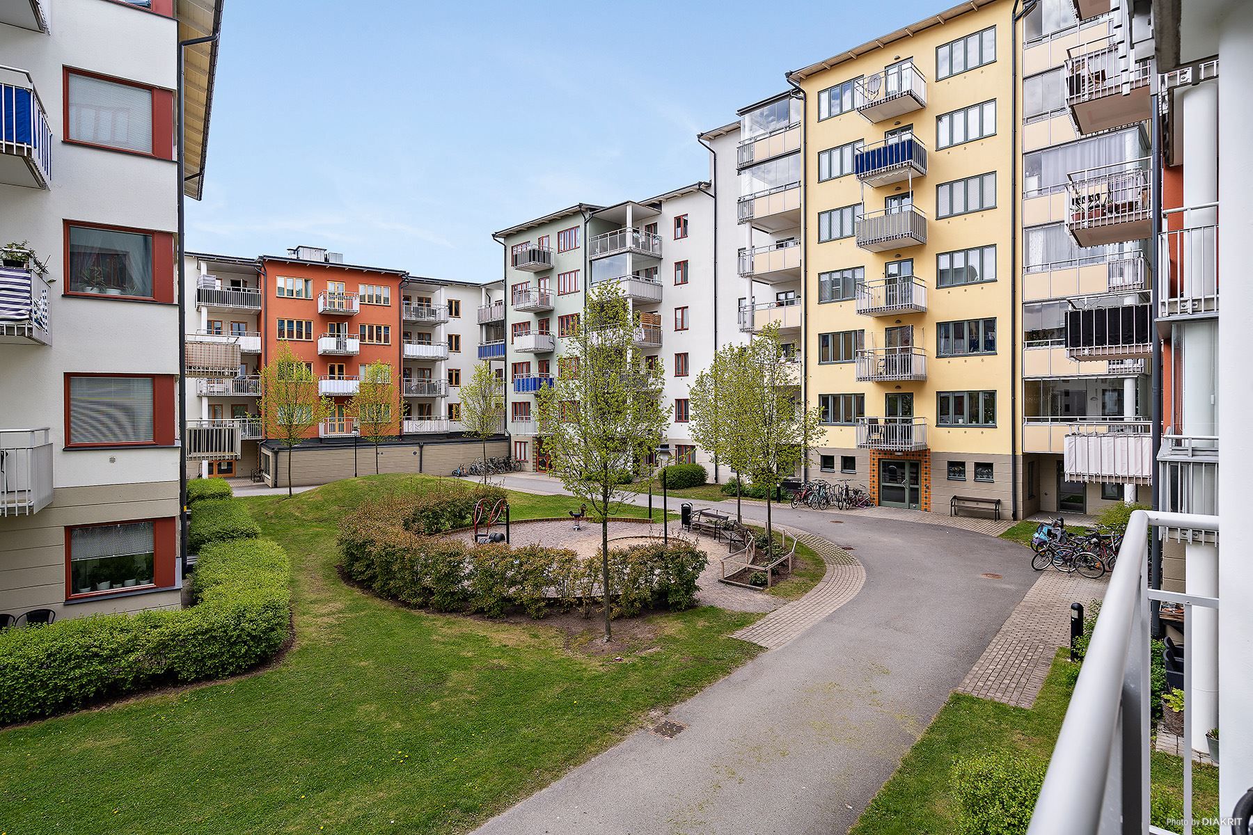 Utsikt från balkong mot lugn innergård
