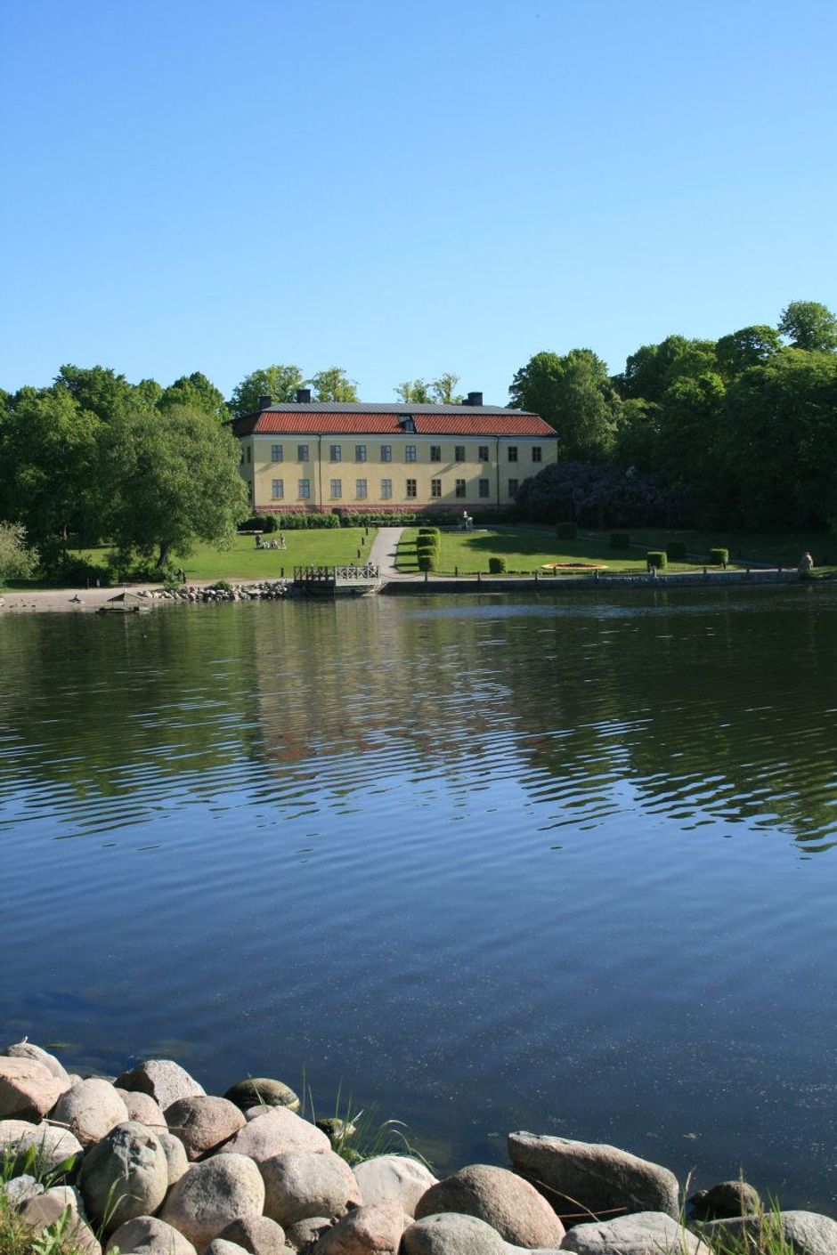 Slottsparken med promenadled runt Edsviken