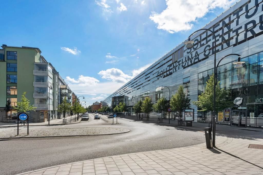 Lågupplöst Lågupplöst Sollentuna centrum med tåg och buss