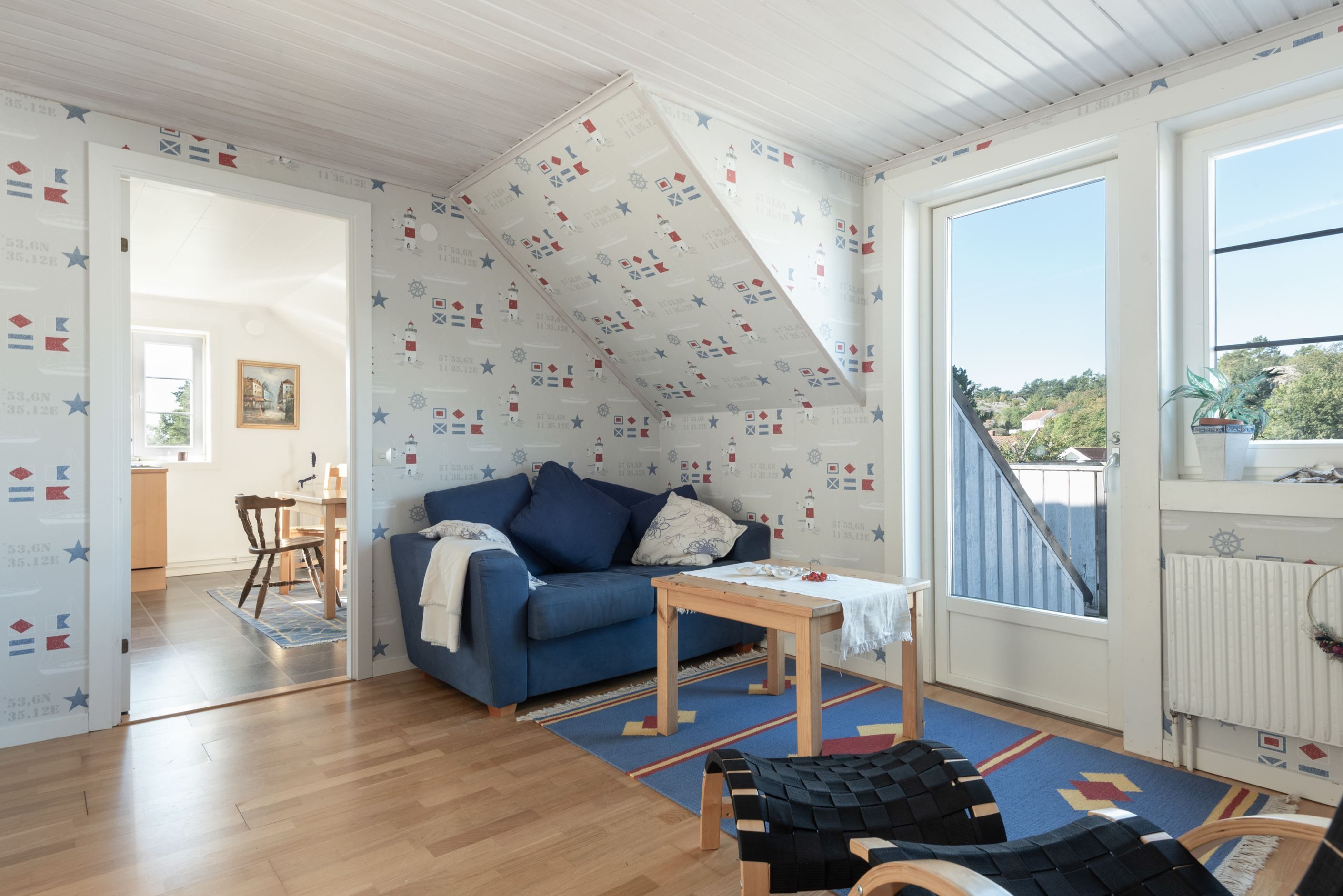 Hall med sällskapsutymme övre plan