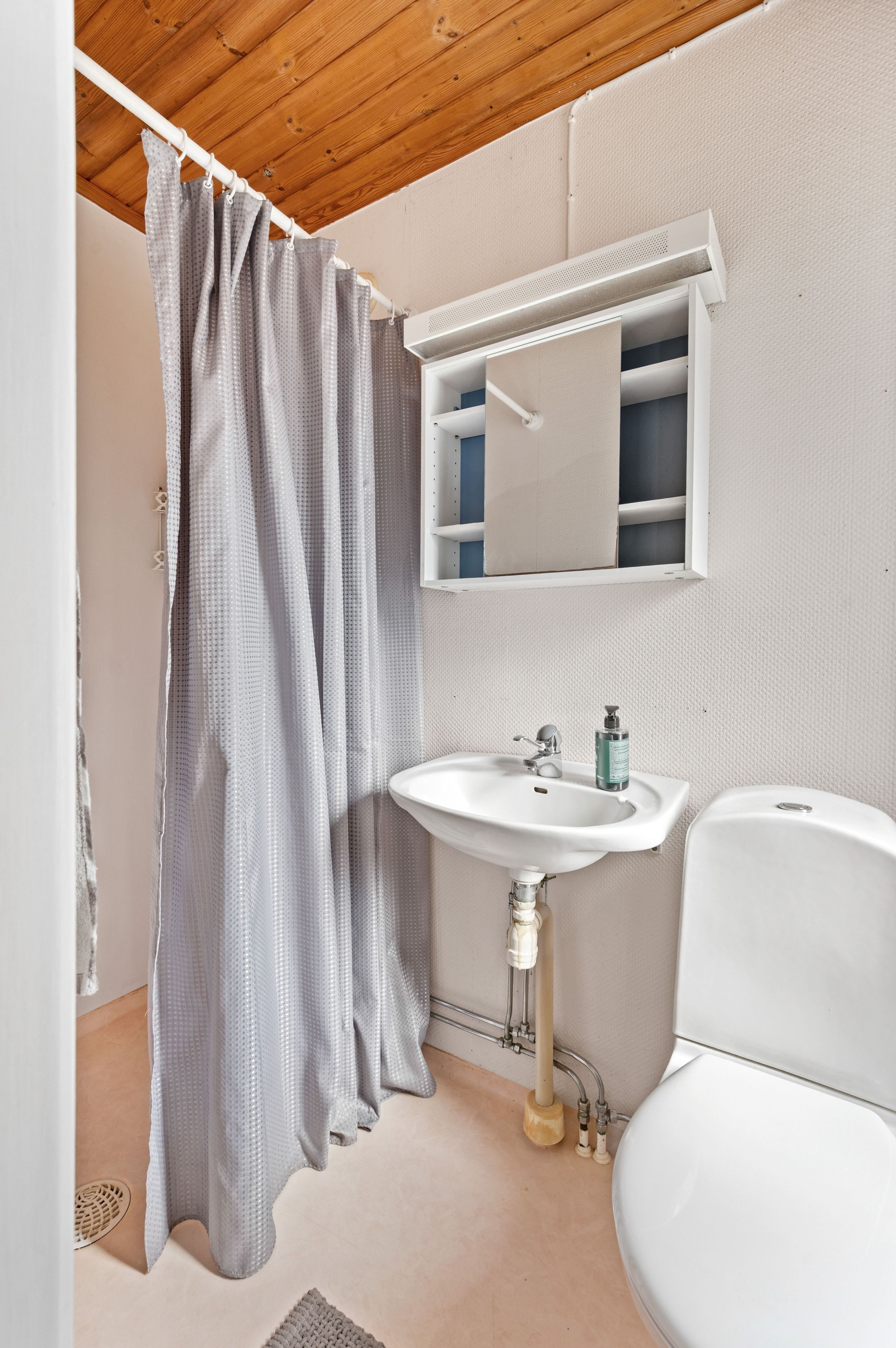 På entréplan finns två badrum