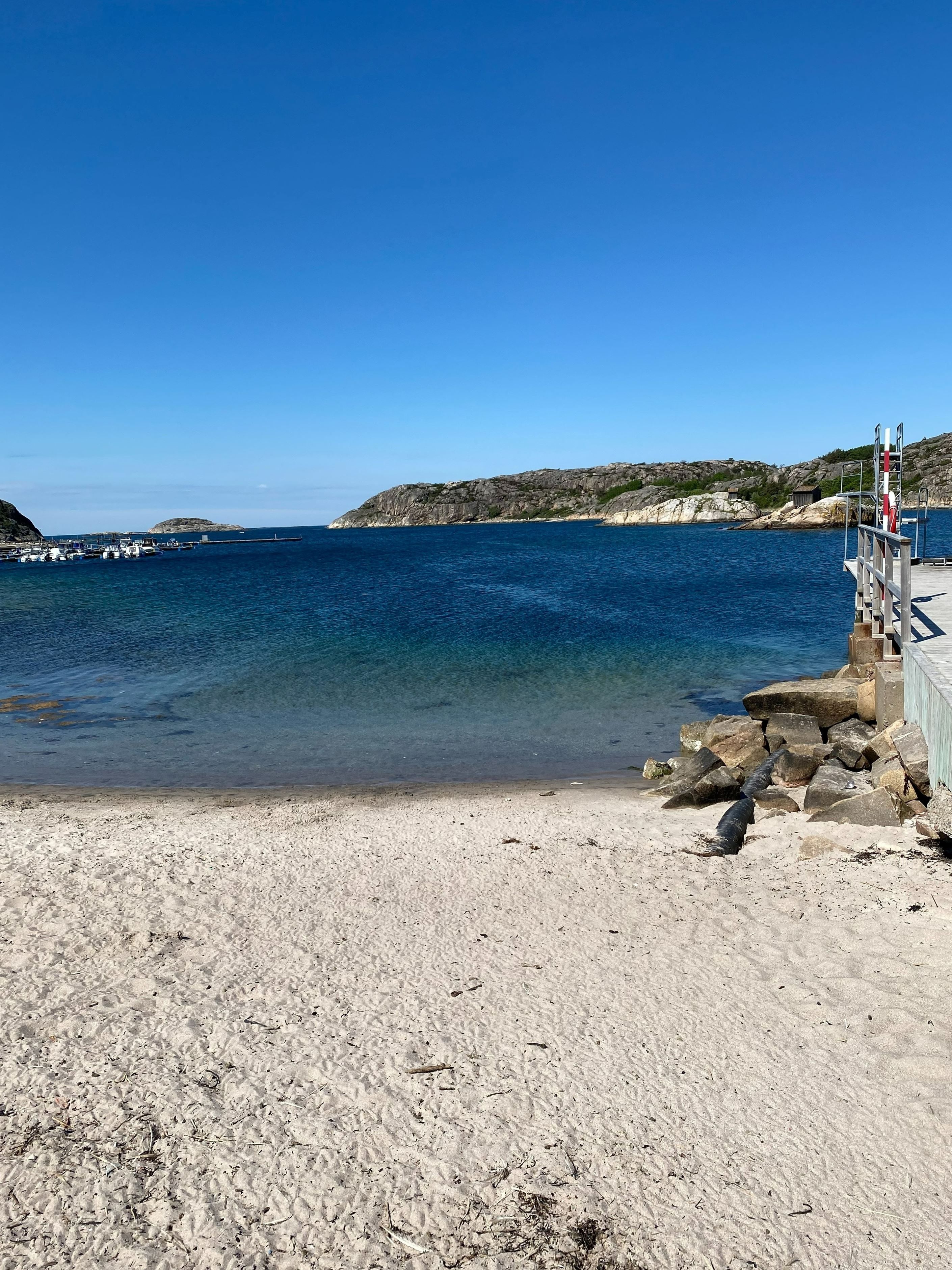 300 m från huset finner ni en av kommunens bästa badplatser, småbåtshamnen i bakgrunden.