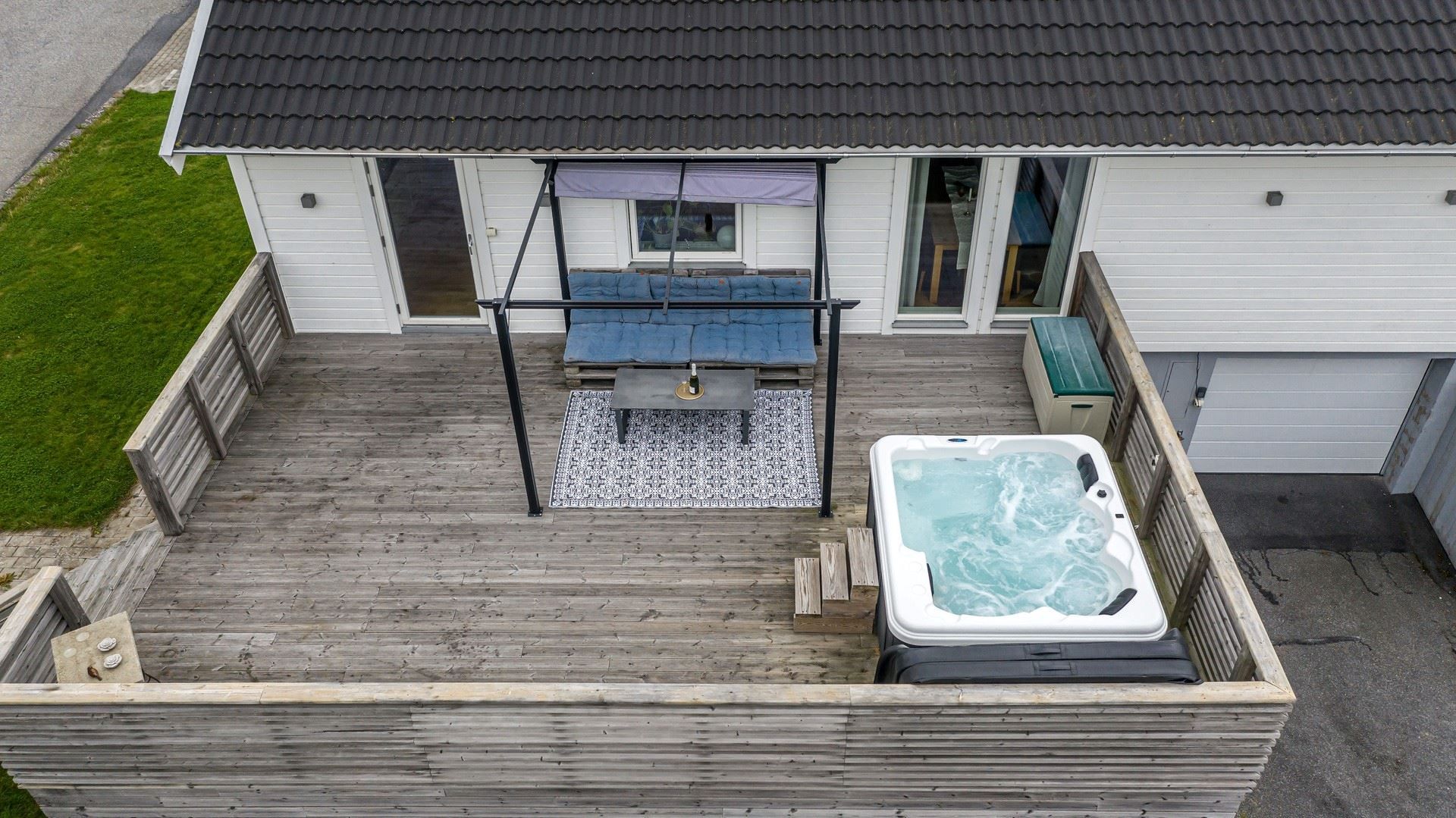 Stor härlig altan med spa- bad, perfekt för lediga stunder!