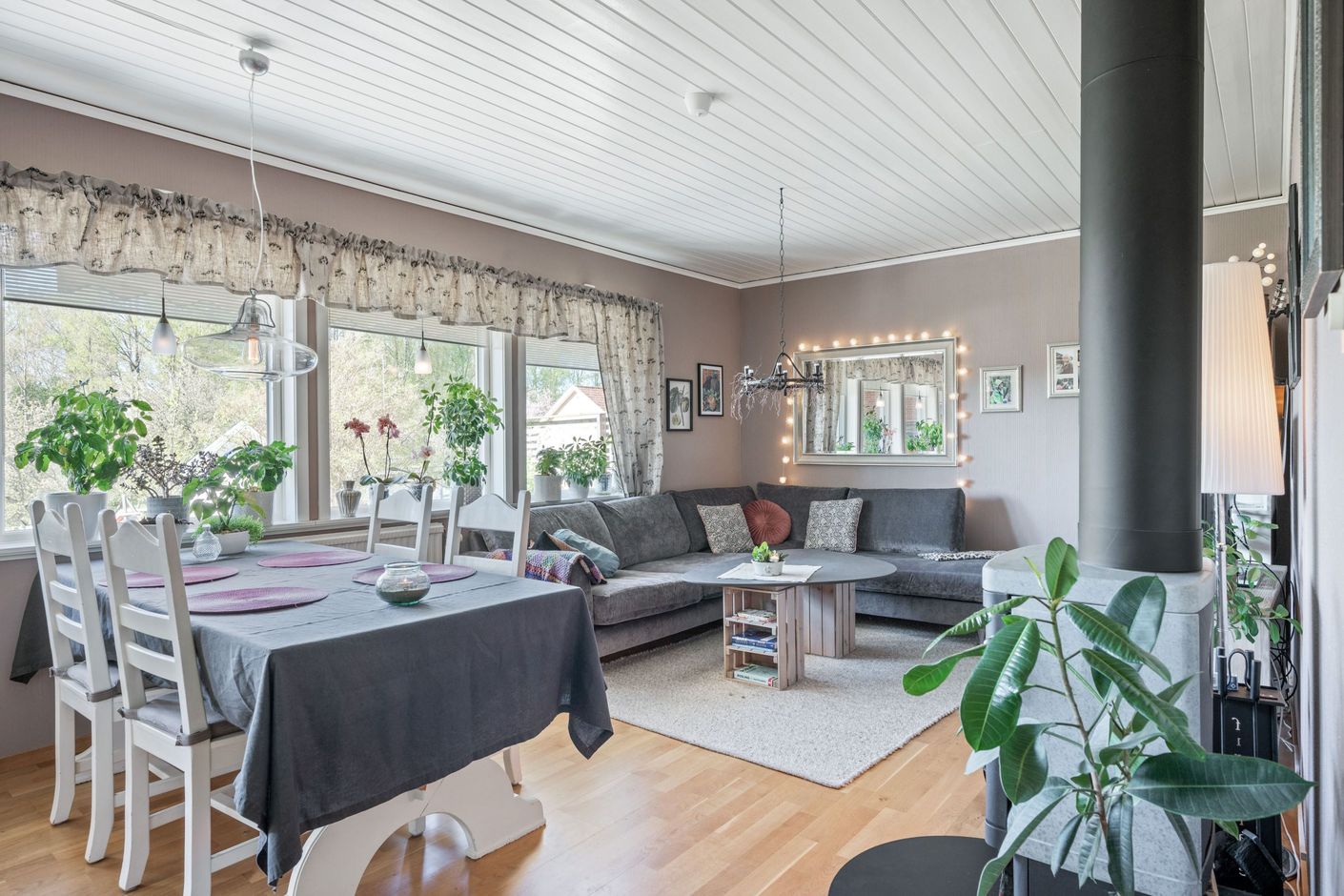 Vardagsrum med plats för soffa och matplats.