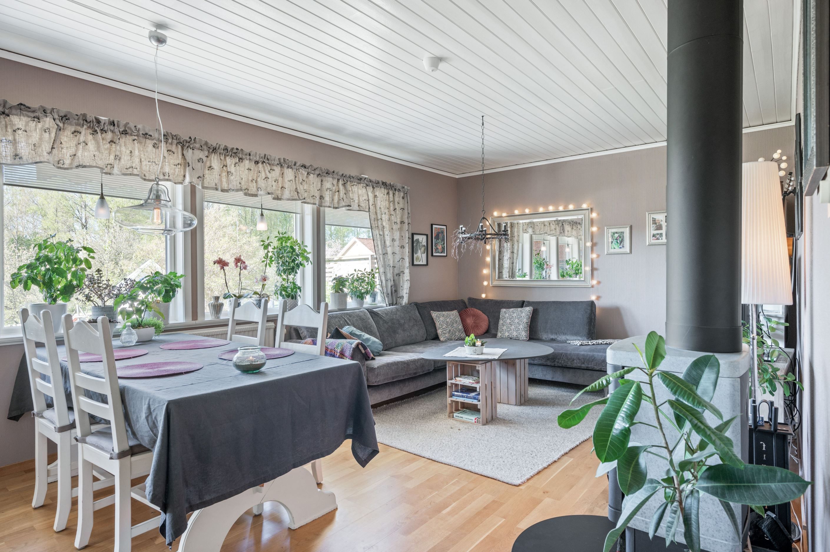 Vardagsrum med plats för soffa och matplats.