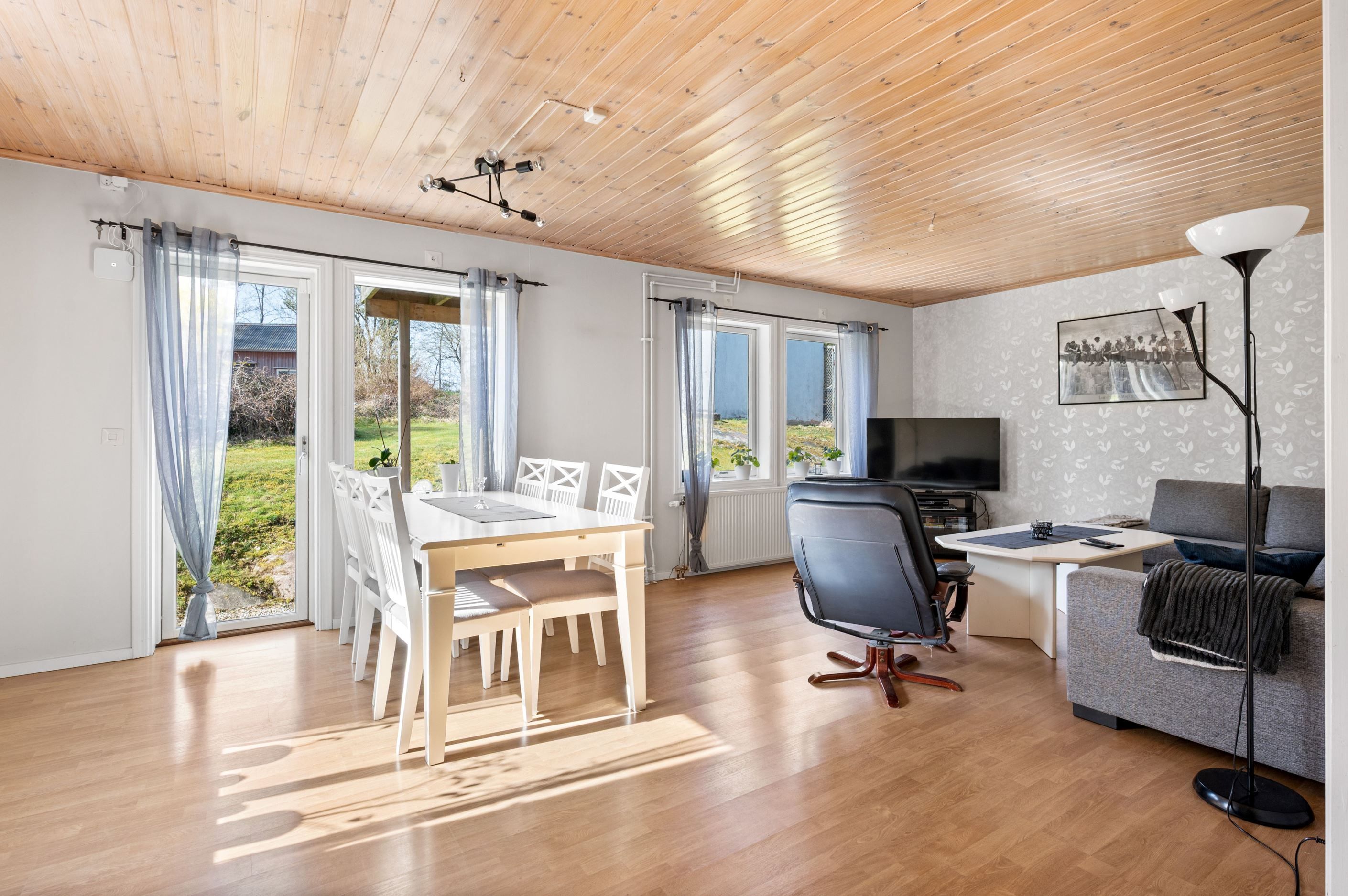 Allrummet är rymligt och erbjuder förutom utgång till utsidan även en mysig kamin