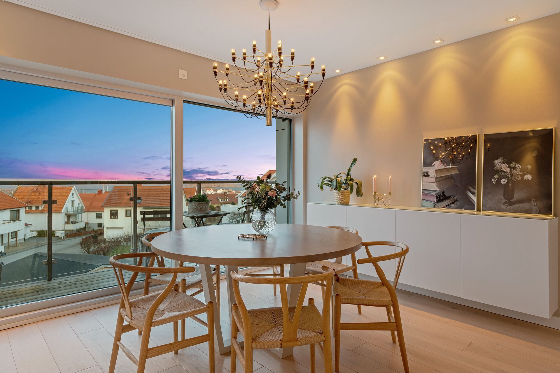 Stor matplats med öppen planlösning mot köket med ljuvlig utsikt.