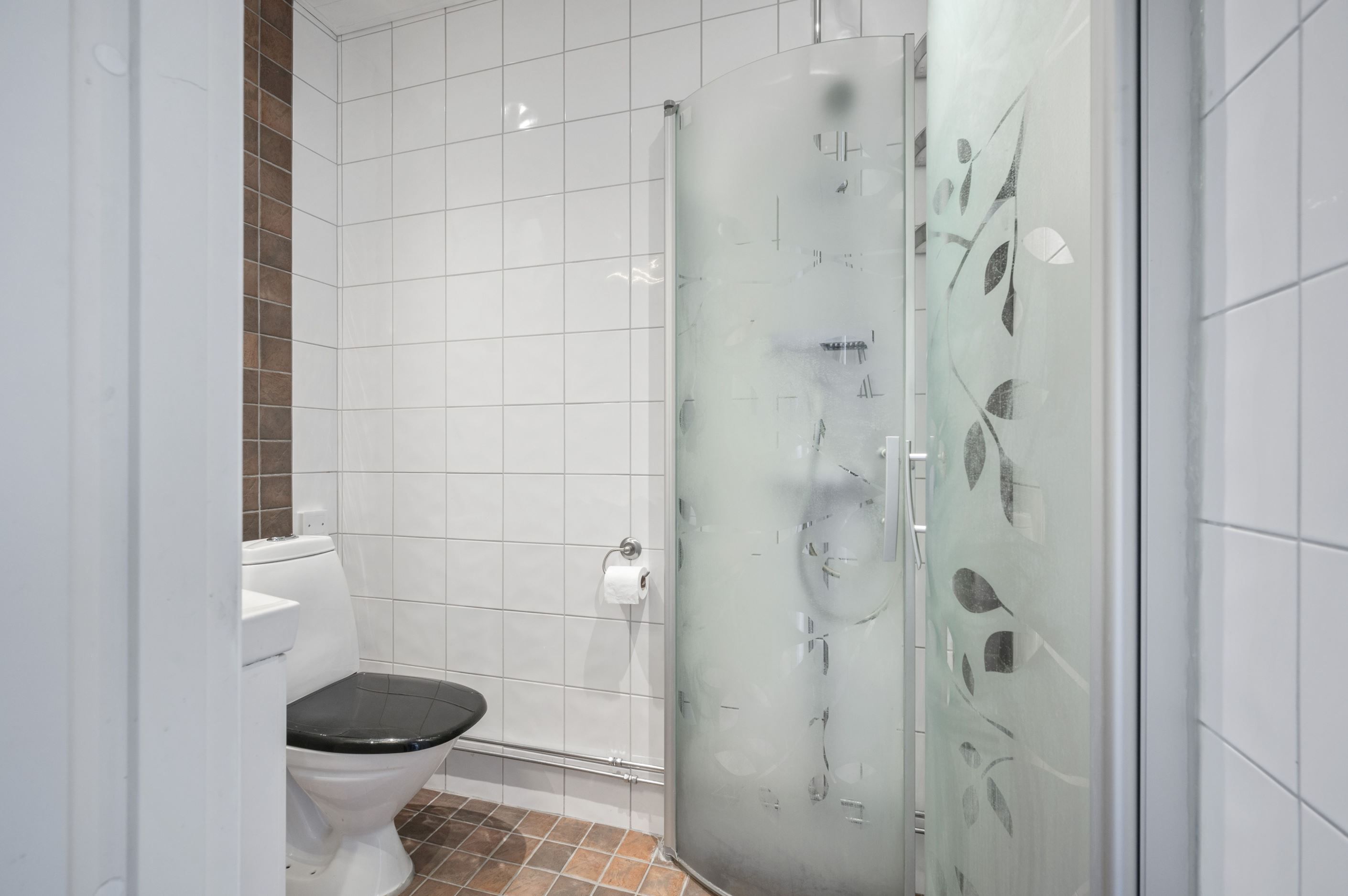 Wc/ dusch med kakel och klinker samt golvvärme.