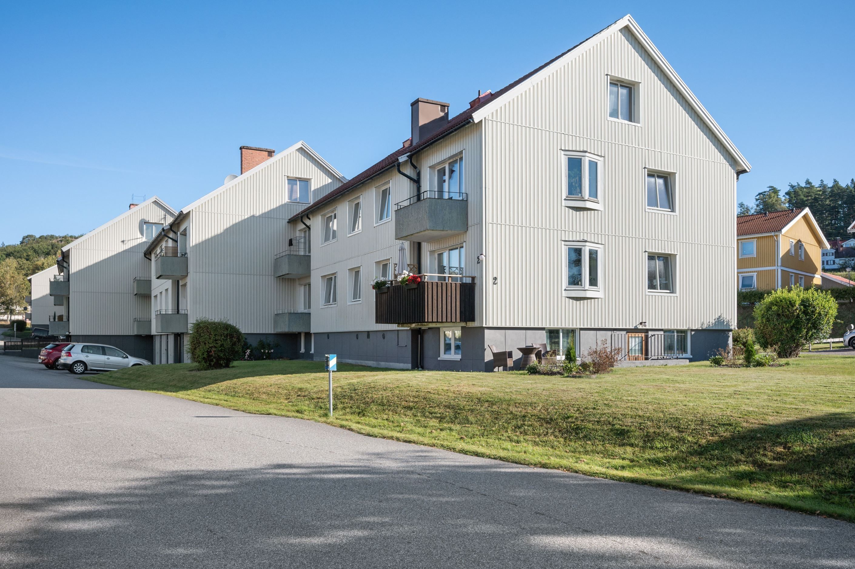Föreningen har tre uppgångar med totalt 24 bostadsrätter.