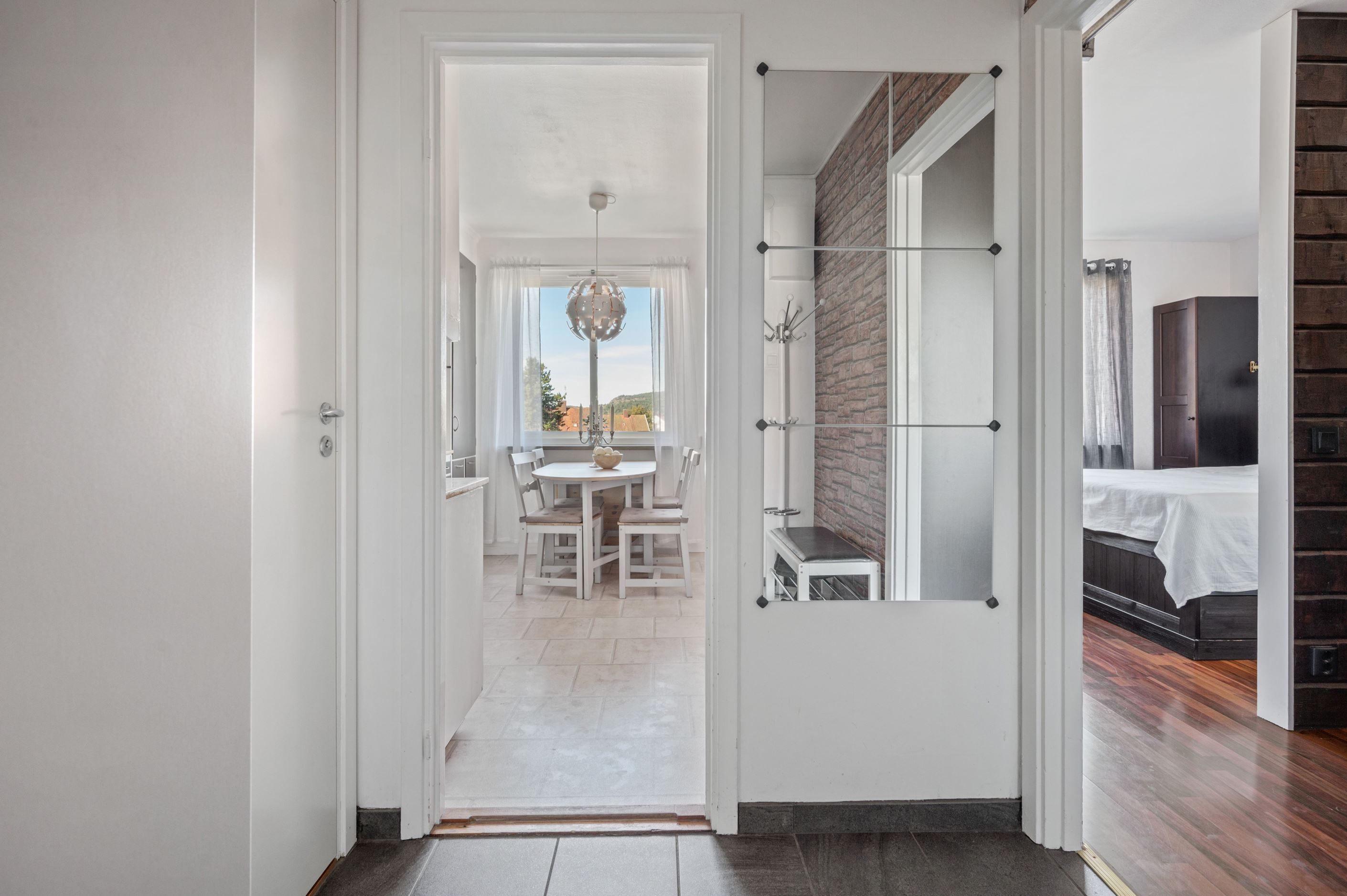 Välkomnande hall med garderob för förvaring.