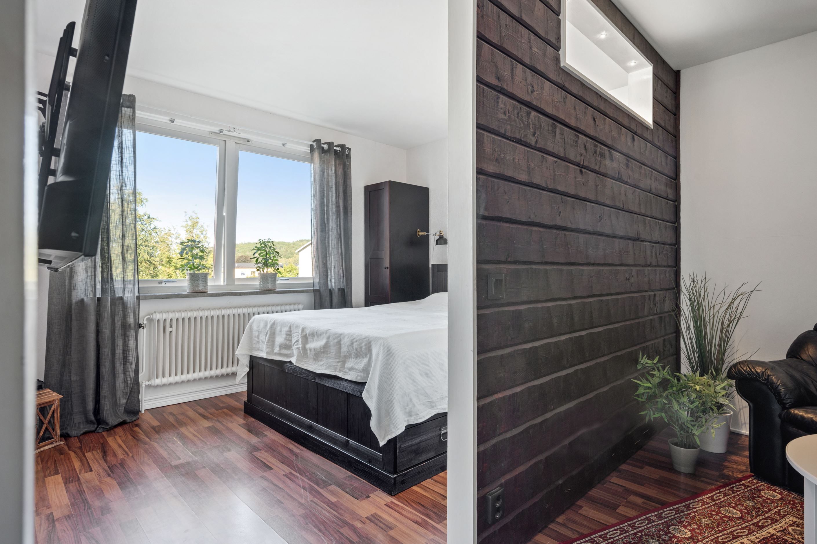 Vardagsrum/ sovdel med praktisk avdelare.