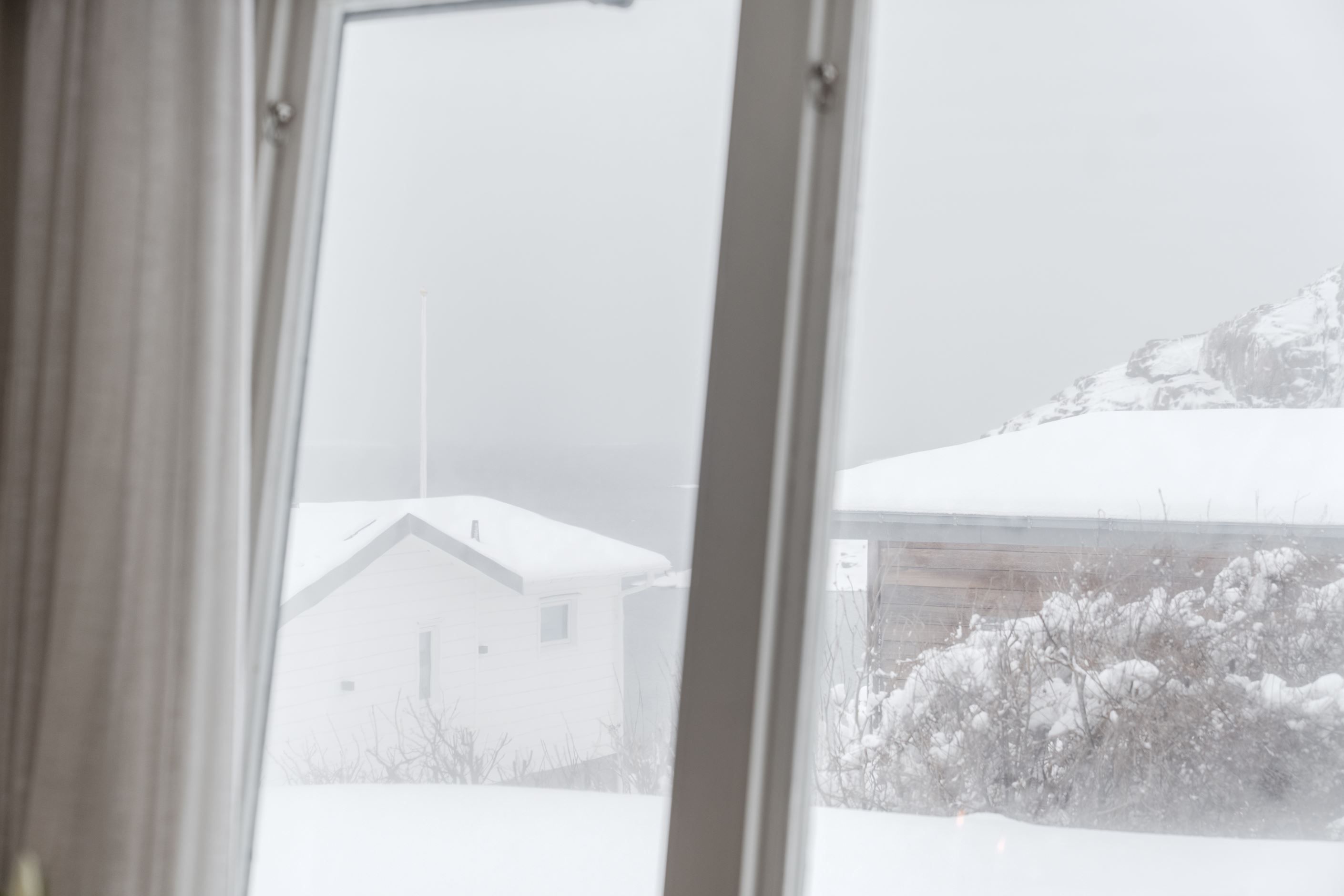 Från vardagsrummet njuter man av både eldstad och bedårande utsikt över västerhavet