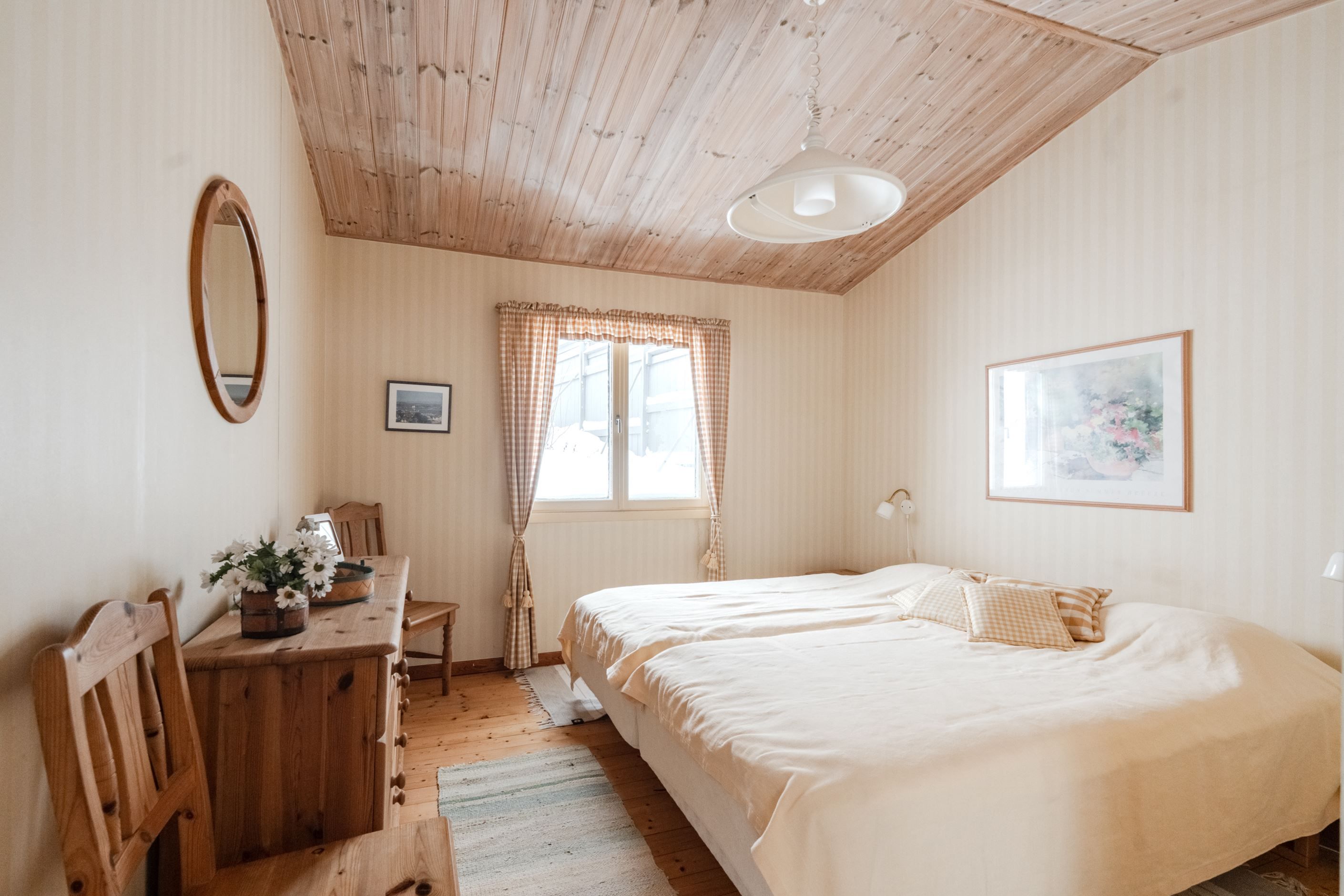 Ett av bostadens tre sovrum